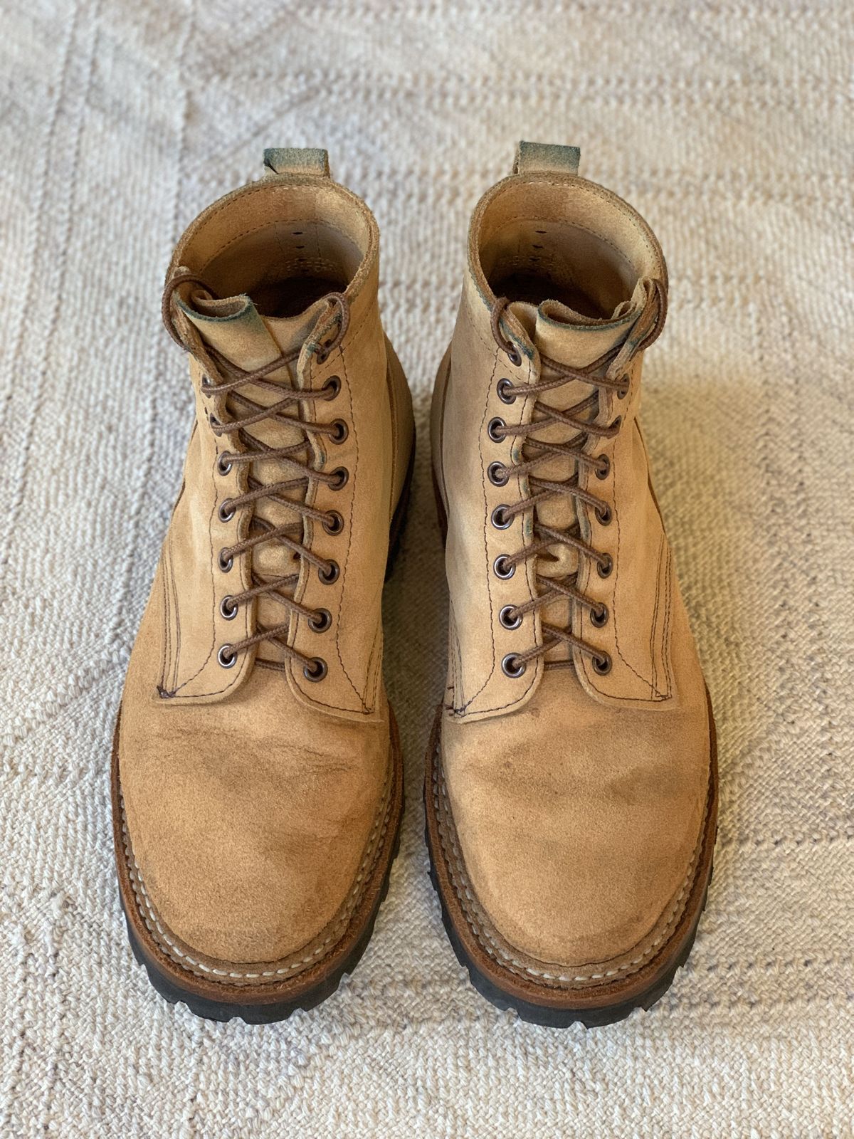 Photo by kosta on November 3, 2021 of the White's 350 Cruiser in Seidel Natural Suede.