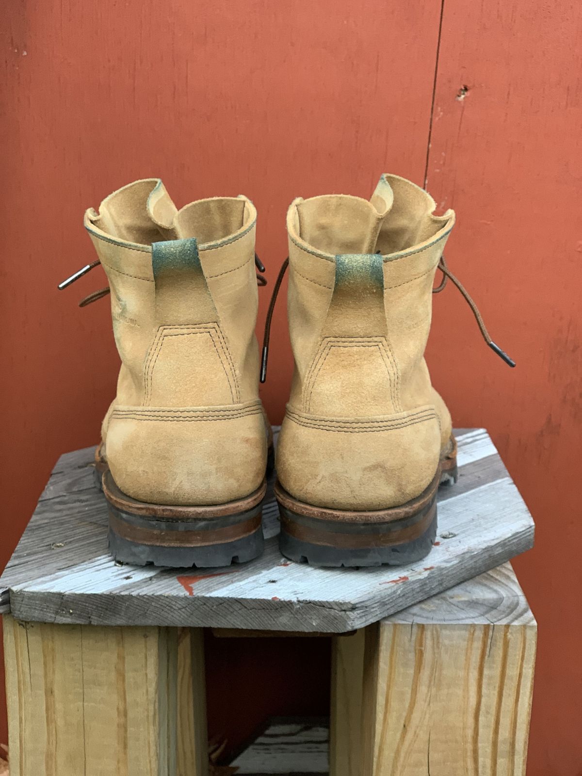 Photo by kosta on December 4, 2021 of the White's 350 Cruiser in Seidel Natural Suede.
