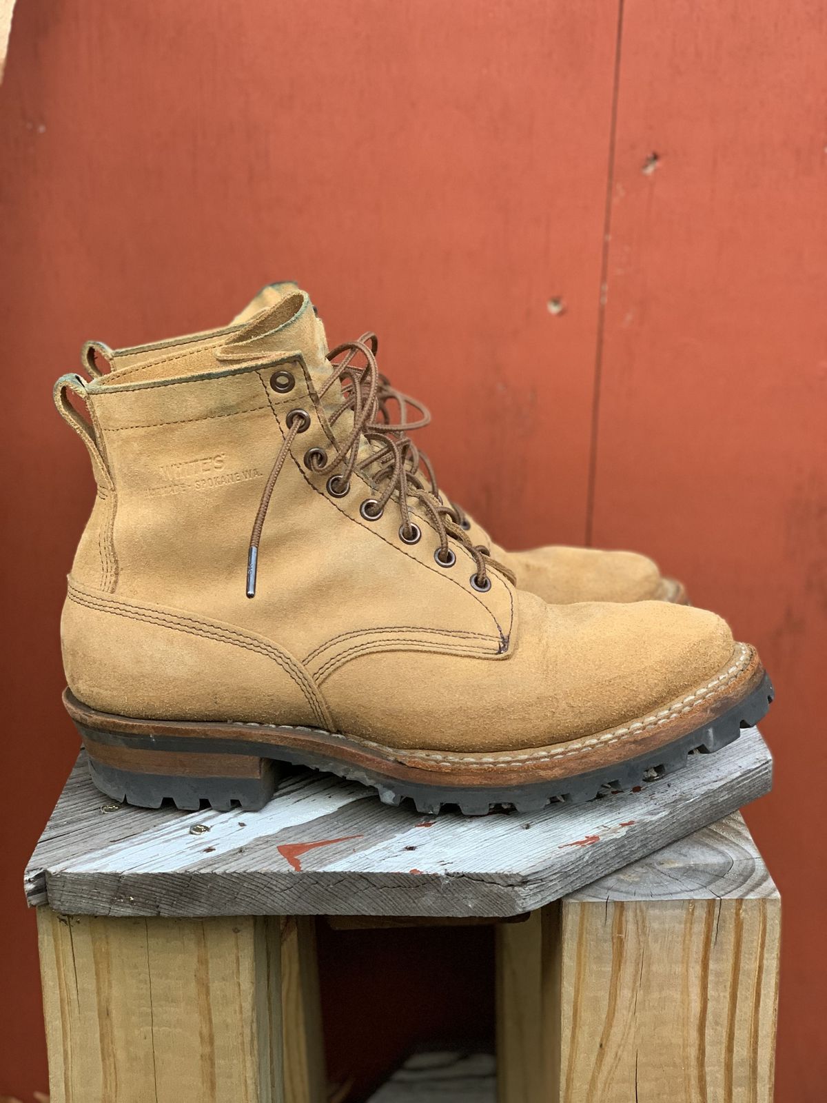 Photo by kosta on December 4, 2021 of the White's 350 Cruiser in Seidel Natural Suede.
