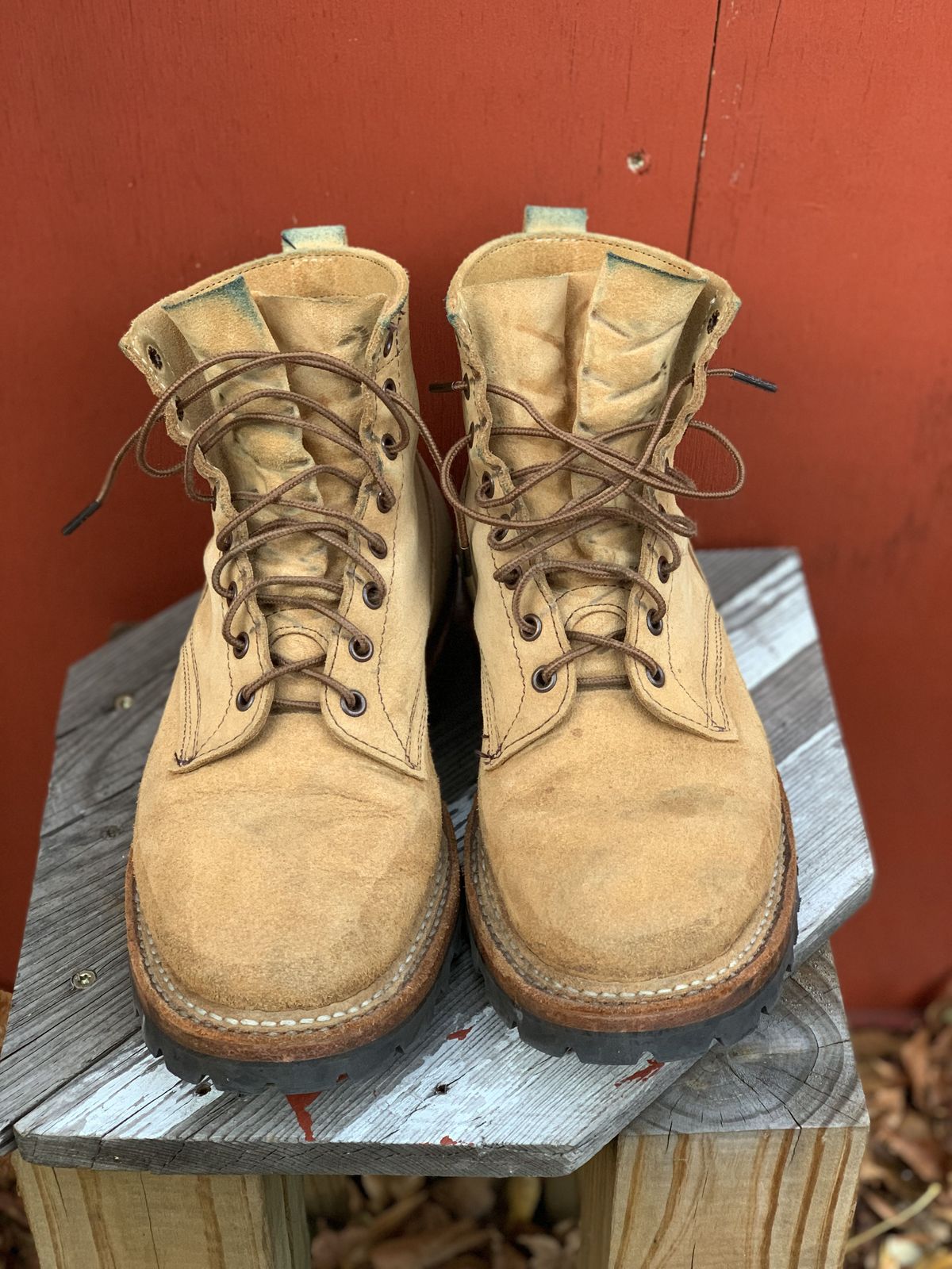 Photo by kosta on December 4, 2021 of the White's 350 Cruiser in Seidel Natural Suede.
