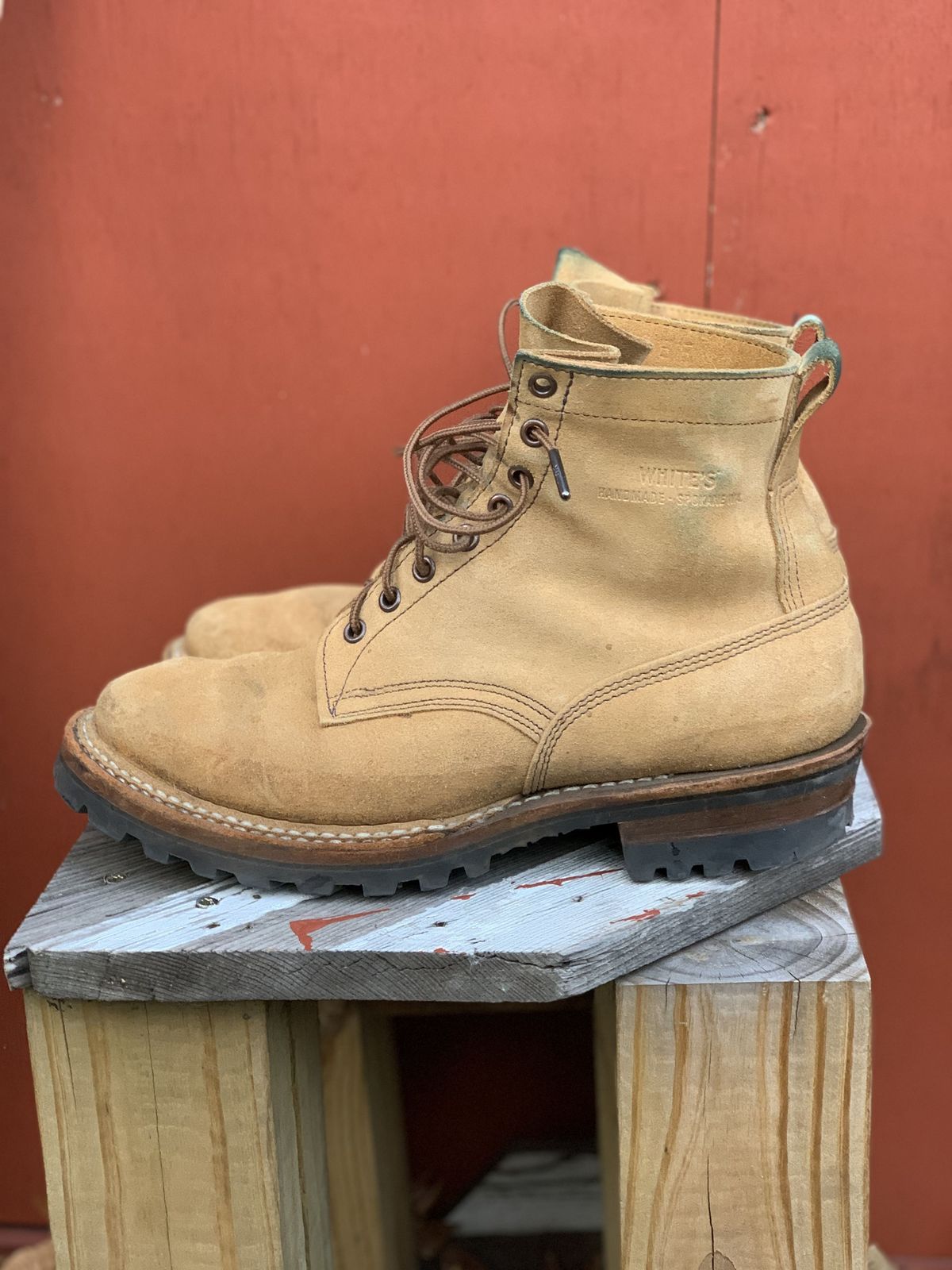 Photo by kosta on December 4, 2021 of the White's 350 Cruiser in Seidel Natural Suede.