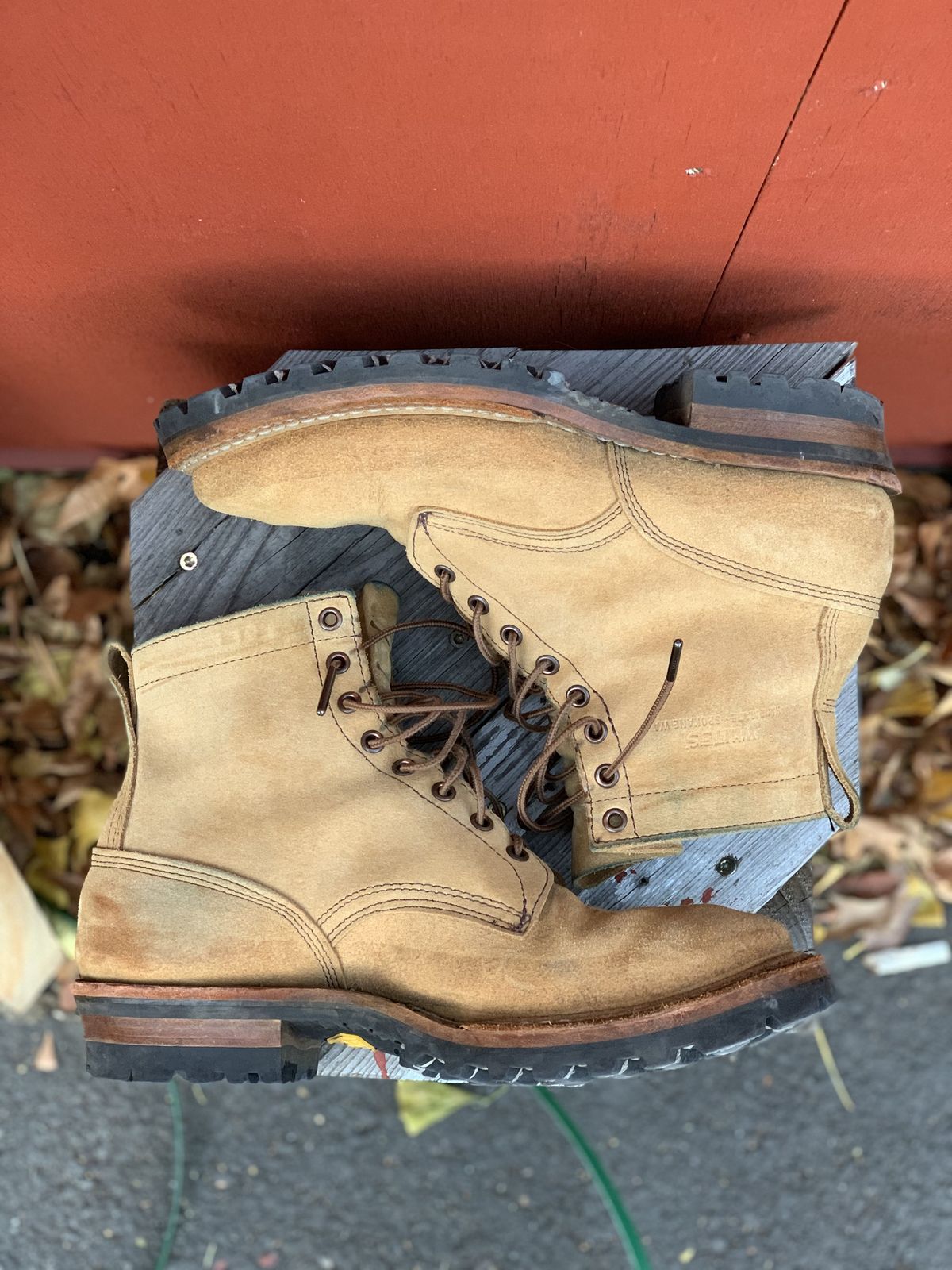 Photo by kosta on December 4, 2021 of the White's 350 Cruiser in Seidel Natural Suede.