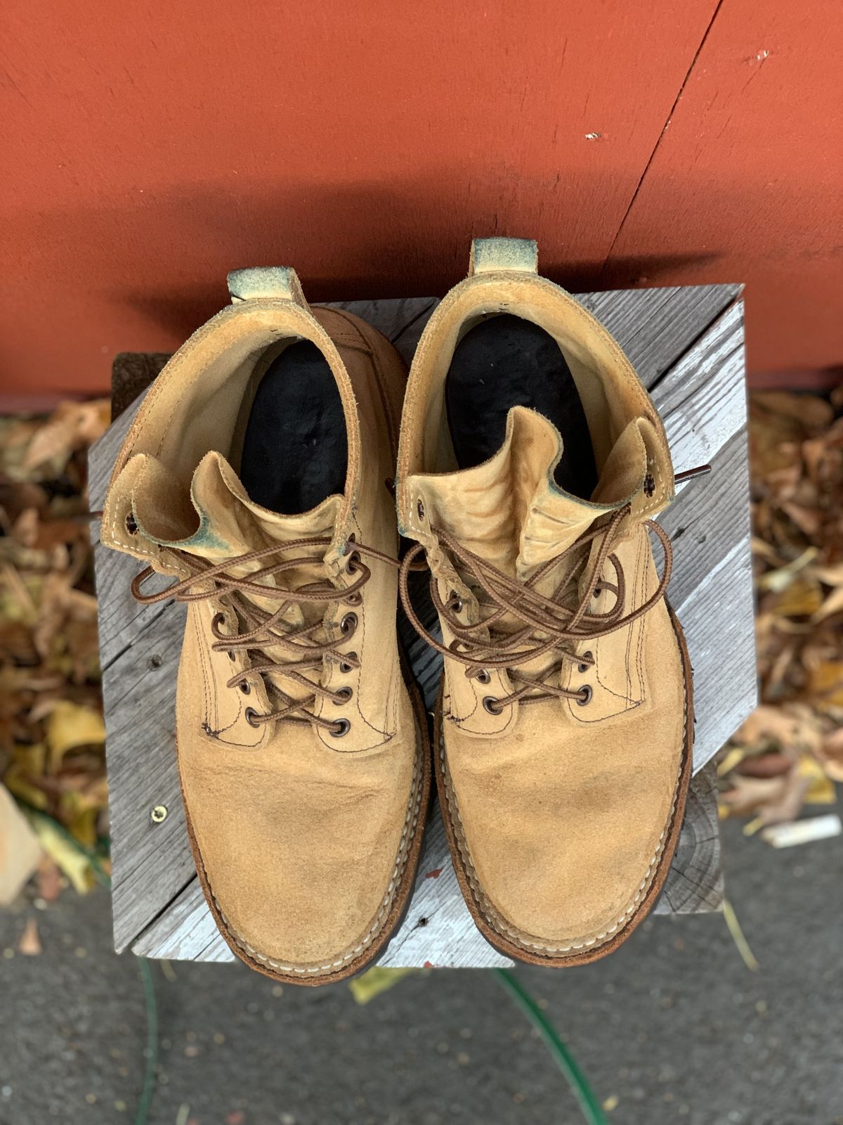 Photo by kosta on December 4, 2021 of the White's 350 Cruiser in Seidel Natural Suede.