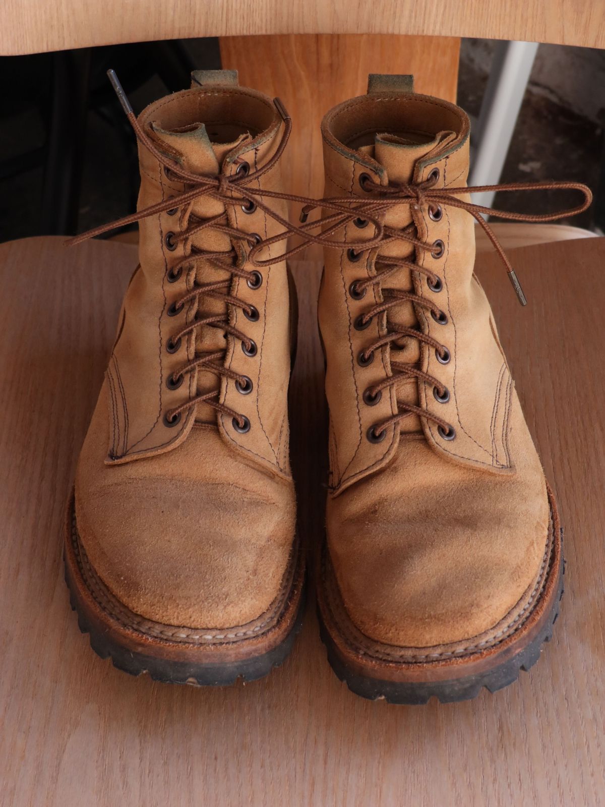 Photo by kosta on January 6, 2022 of the White's 350 Cruiser in Seidel Natural Suede.