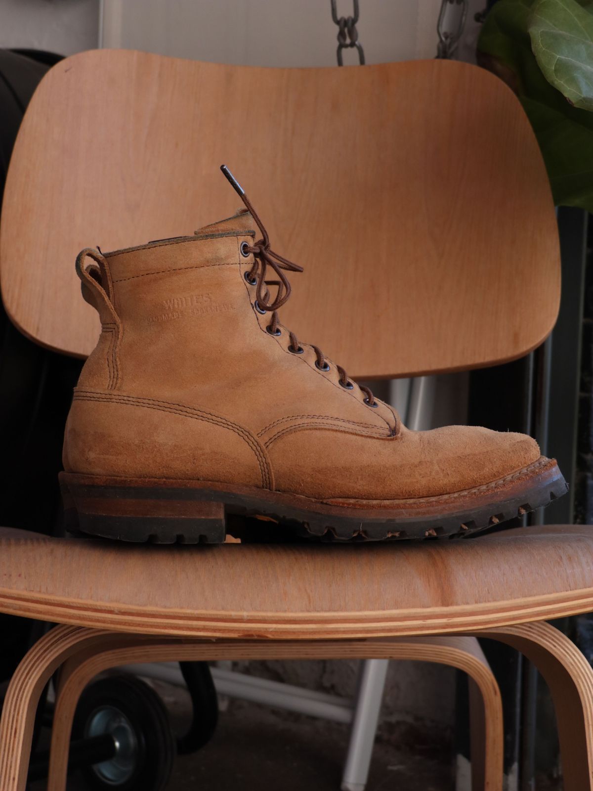 Photo by kosta on January 6, 2022 of the White's 350 Cruiser in Seidel Natural Suede.