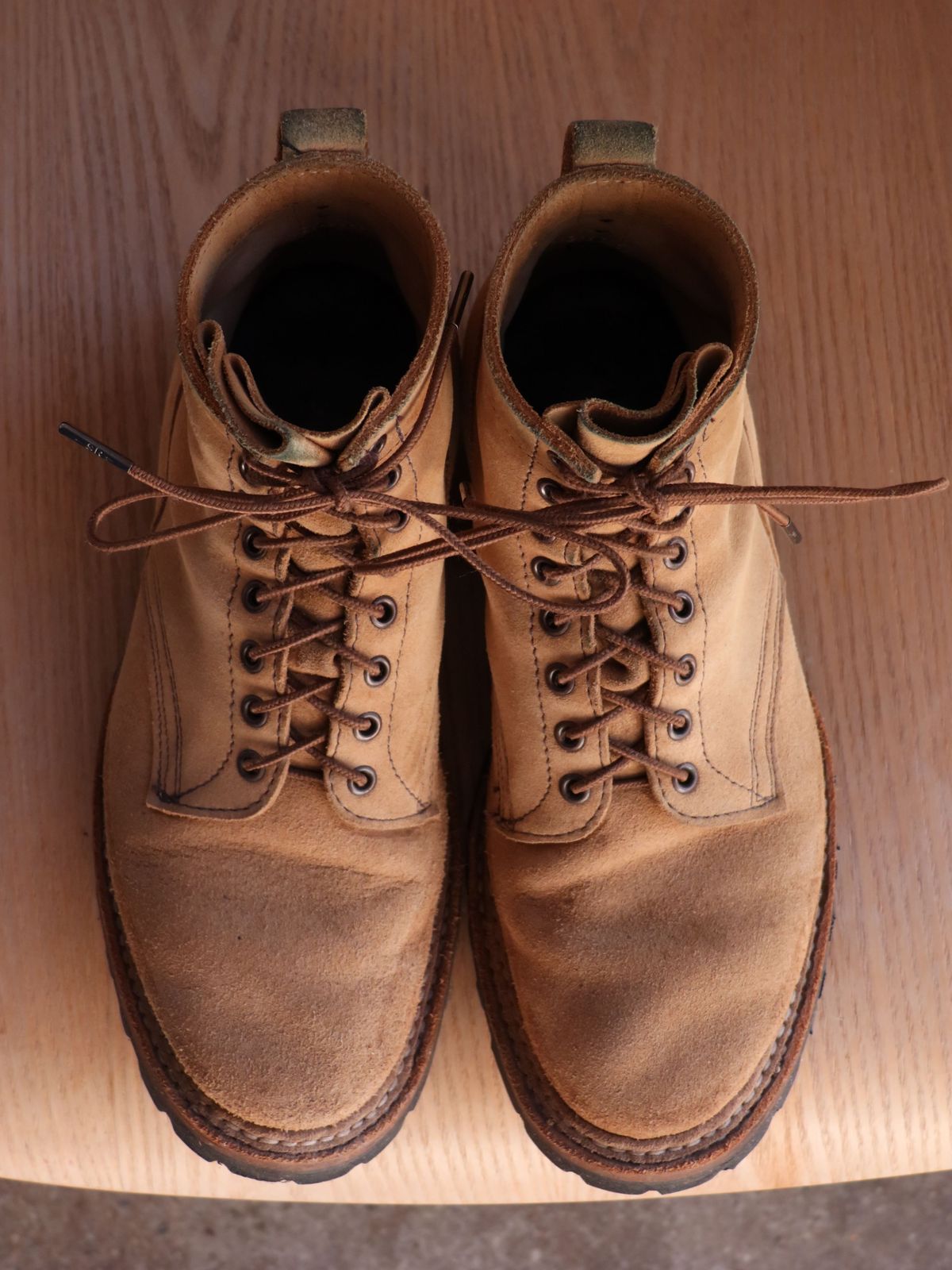 Photo by kosta on January 6, 2022 of the White's 350 Cruiser in Seidel Natural Suede.