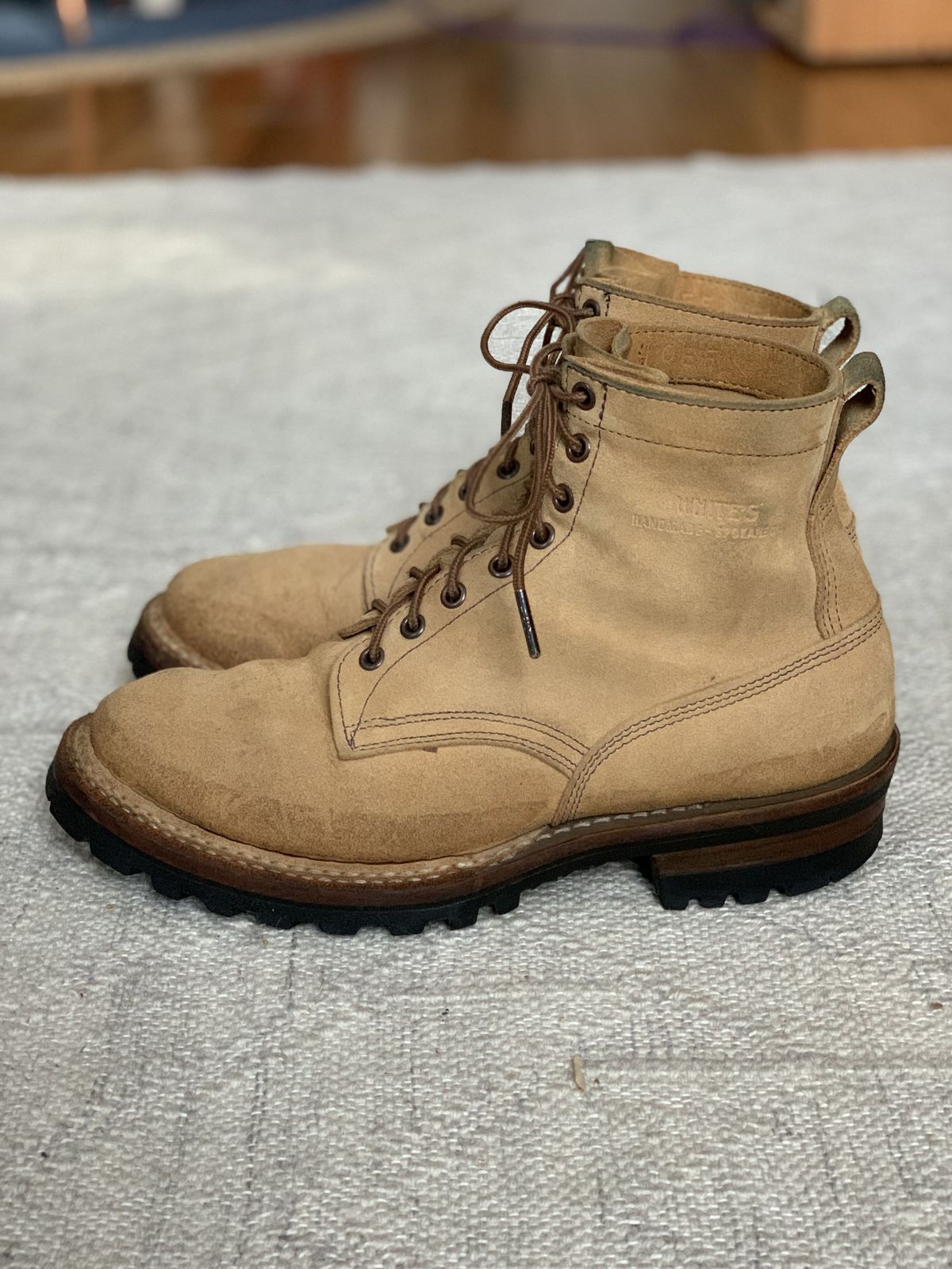 Photo by kosta on March 5, 2022 of the White's 350 Cruiser in Seidel Natural Suede.