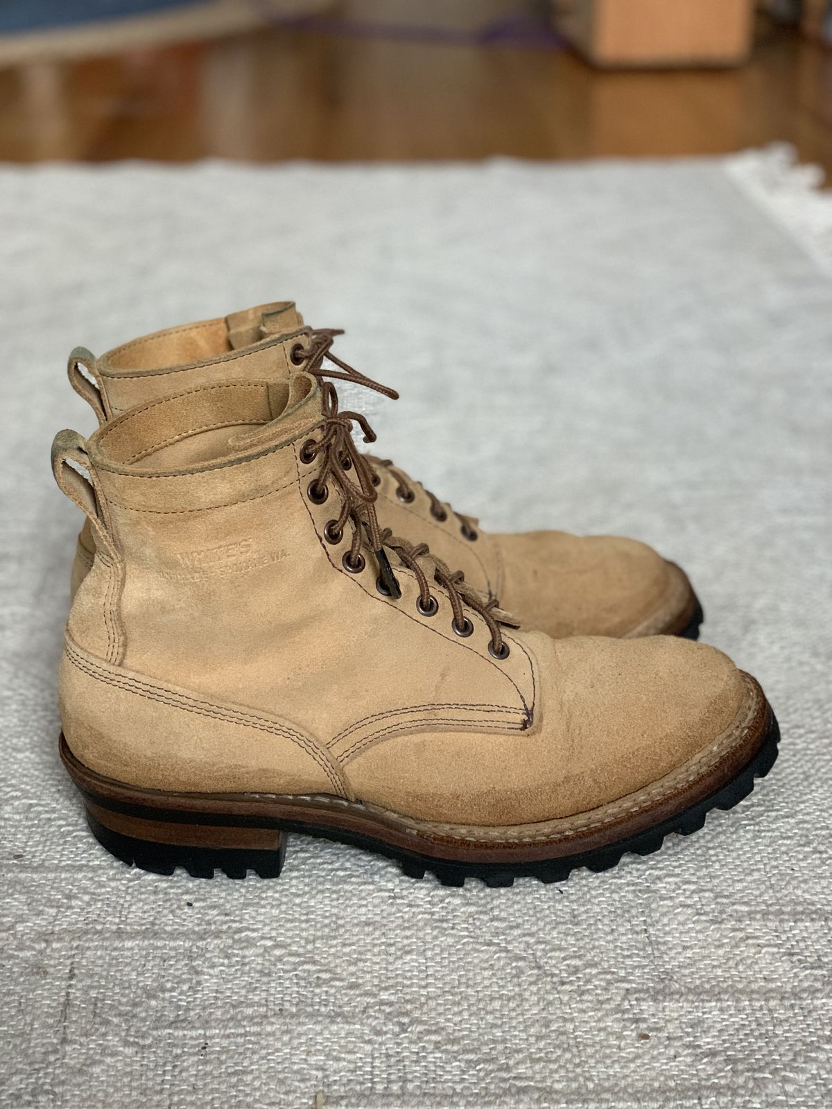 Photo by kosta on March 5, 2022 of the White's 350 Cruiser in Seidel Natural Suede.