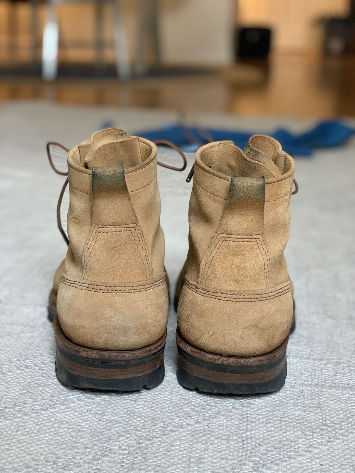 Photo by kosta on May 6, 2022 of the White's 350 Cruiser in Seidel Natural Suede.