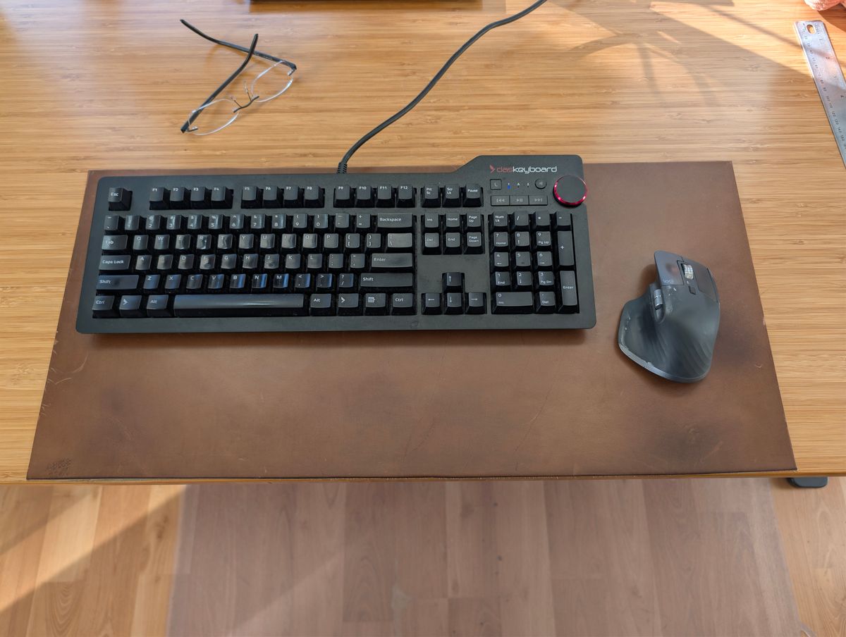 Photo by itsnotbriatall on December 3, 2025 of the Self-Made Deskpad in Horween Natural Chromexcel.