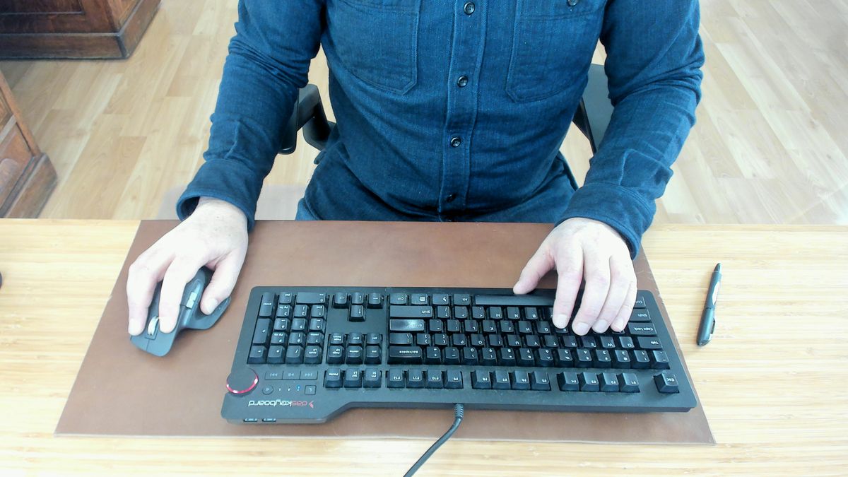 Photo by itsnotbriatall on December 3, 2025 of the Self-Made Deskpad in Horween Natural Chromexcel.