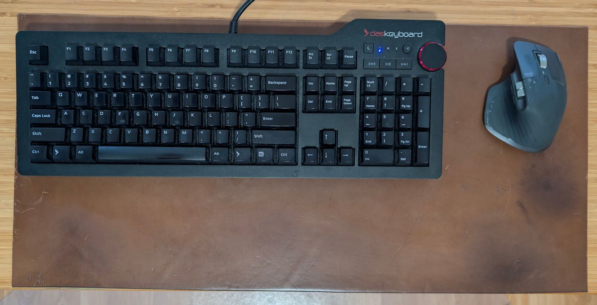 Photo by itsnotbriatall on January 5, 2026 of the Self-Made Deskpad in Horween Natural Chromexcel.