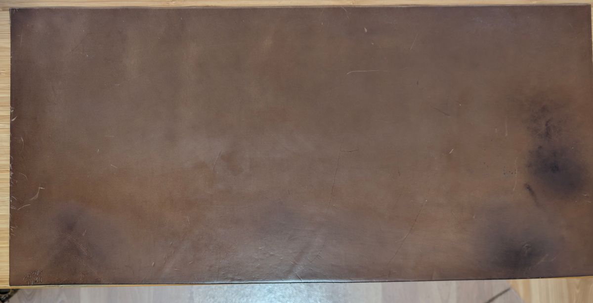 Photo by itsnotbriatall on January 5, 2026 of the Self-Made Deskpad in Horween Natural Chromexcel.