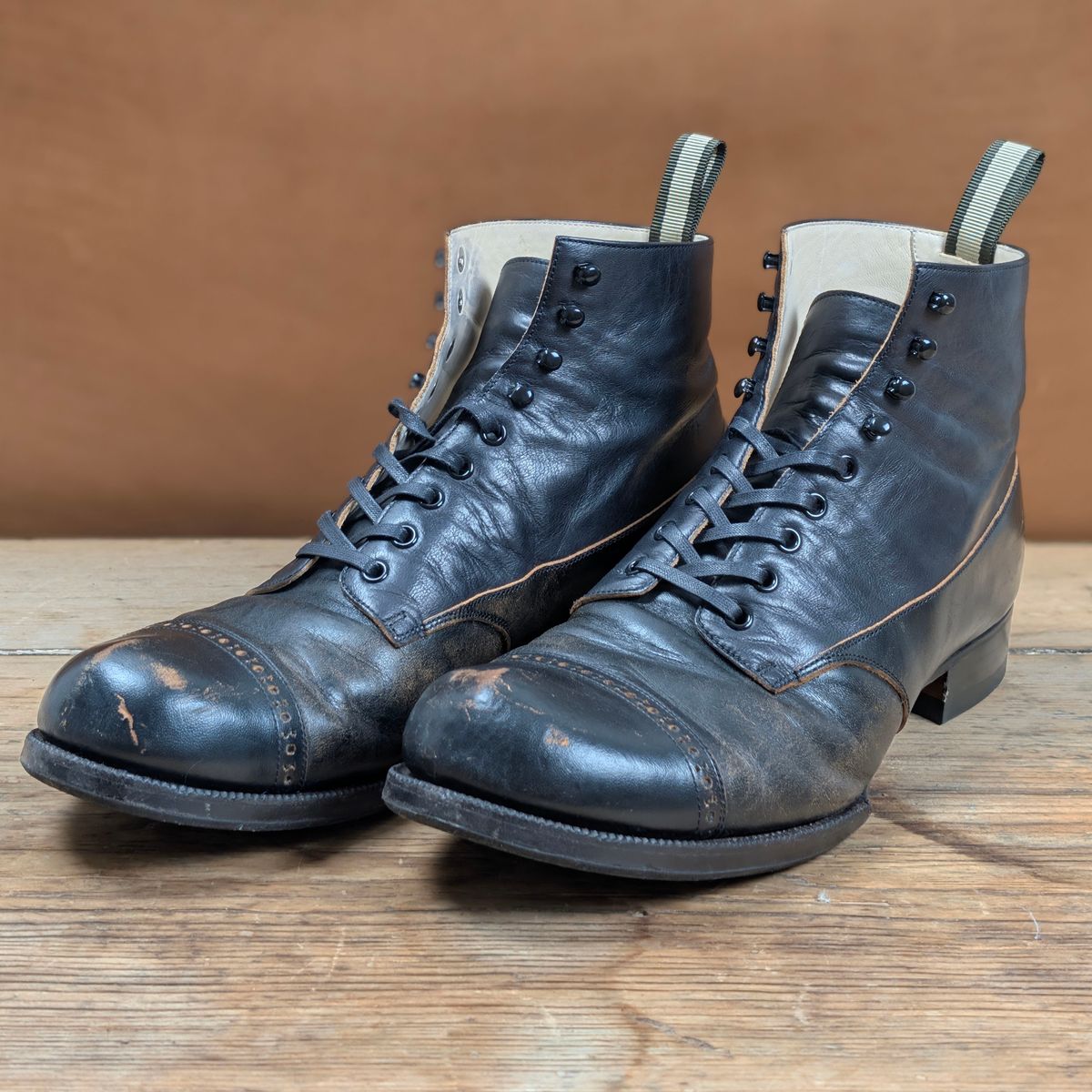 Photo by itsnotbriatall on November 5, 2025 of the The 2 Monkeys Vaudeville "Black Colts" in Horsehide.