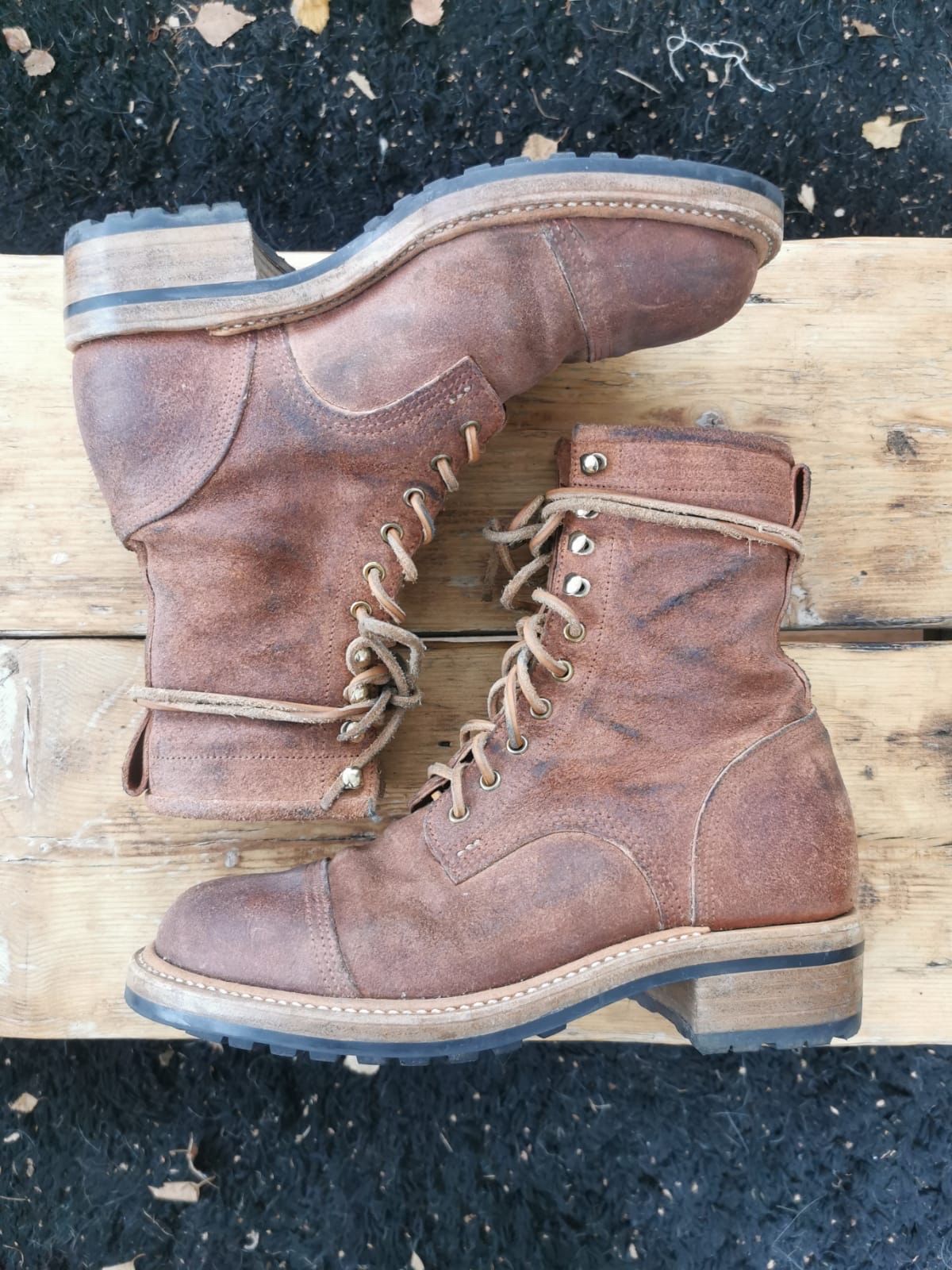Photo by koeney on December 5, 2023 of the Kustom Kraft Andante in Kobel Natural Roughout.