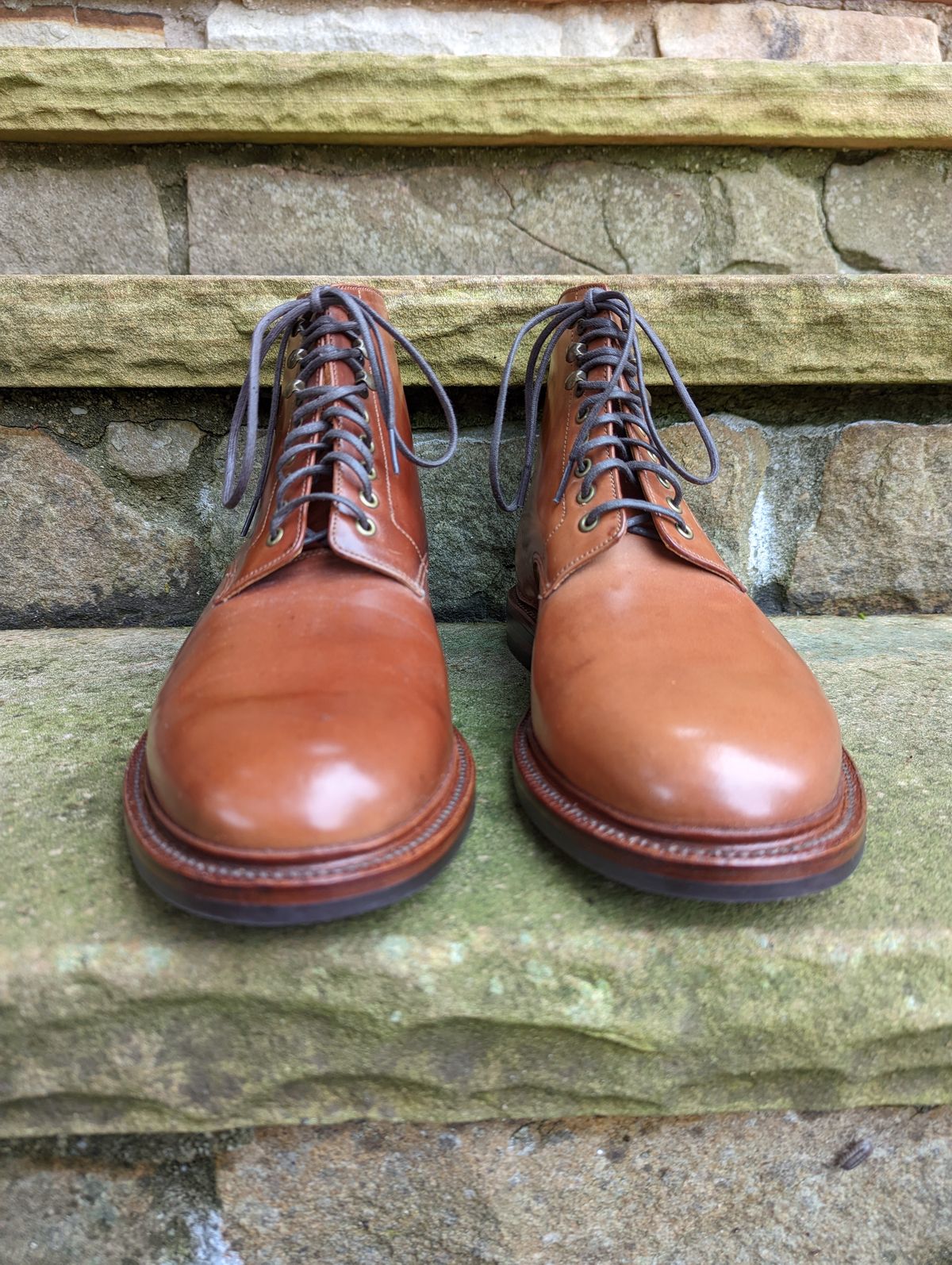 Photo by zombiedanting on October 5, 2022 of the Grant Stone Edward Boot in Horween Honey Glazed Shell Cordovan.