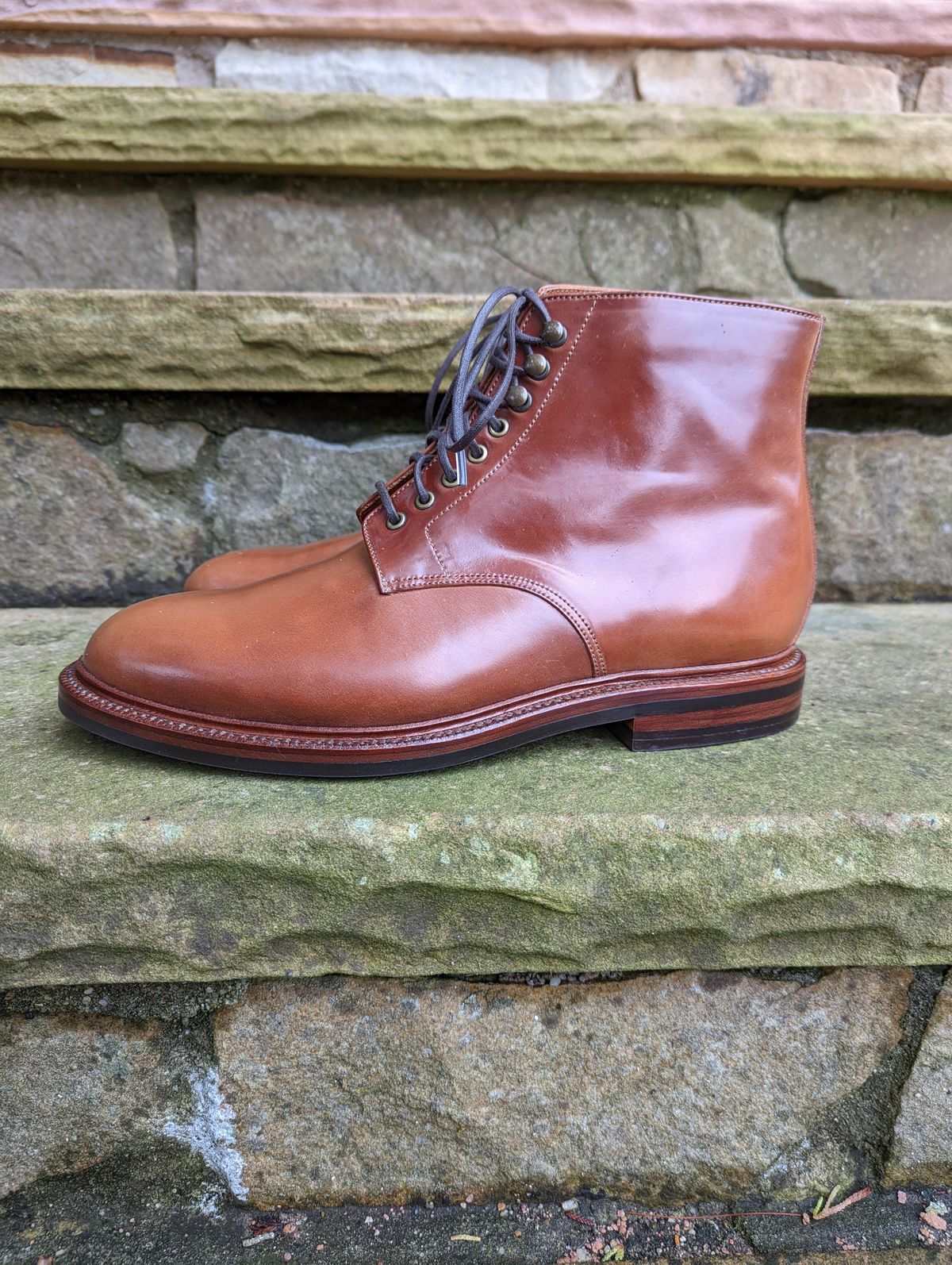 Photo by zombiedanting on October 5, 2022 of the Grant Stone Edward Boot in Horween Honey Glazed Shell Cordovan.