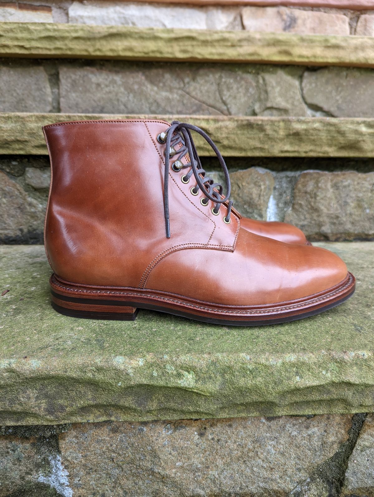 Photo by zombiedanting on October 5, 2022 of the Grant Stone Edward Boot in Horween Honey Glazed Shell Cordovan.