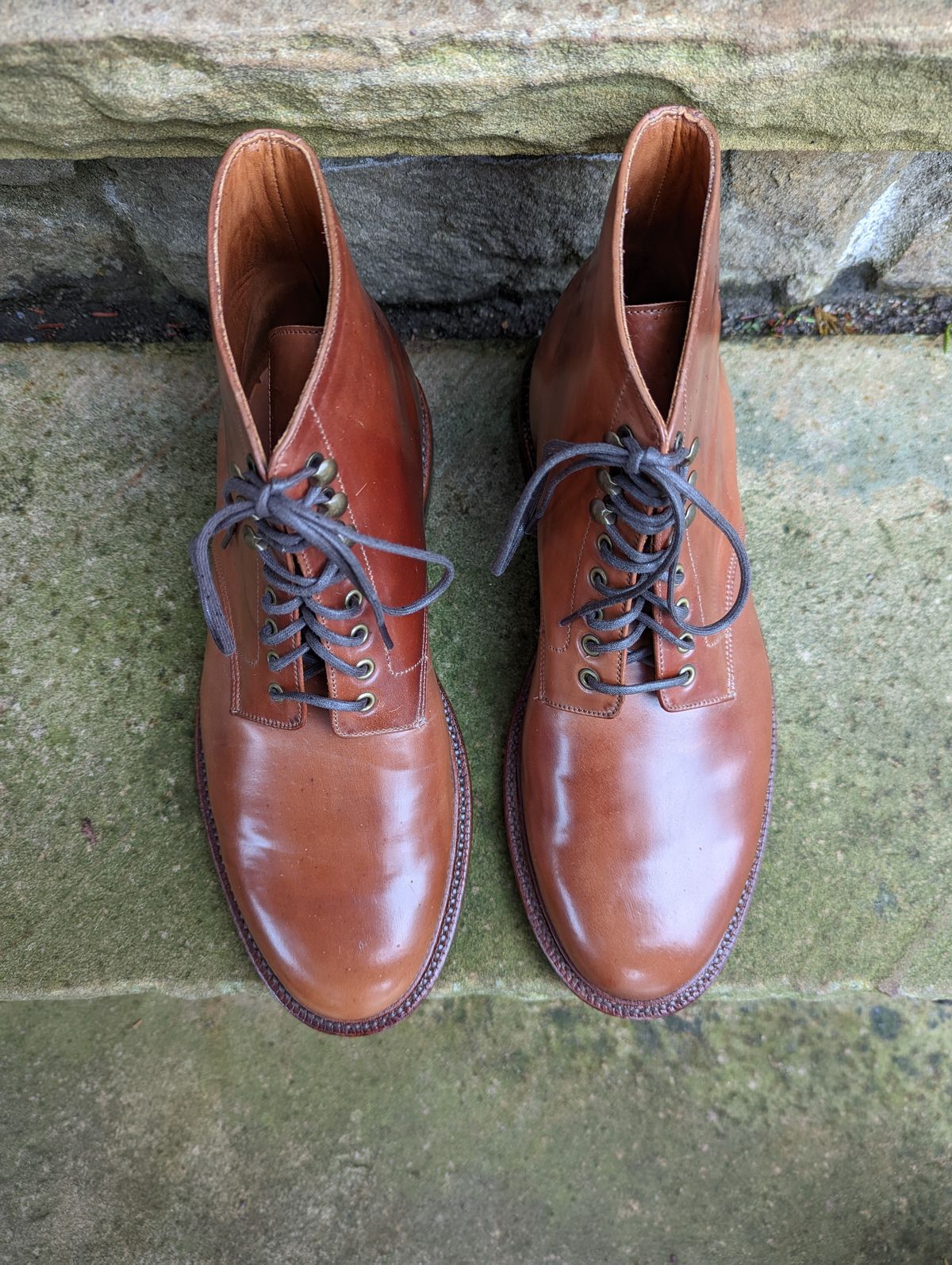 Photo by zombiedanting on October 5, 2022 of the Grant Stone Edward Boot in Horween Honey Glazed Shell Cordovan.