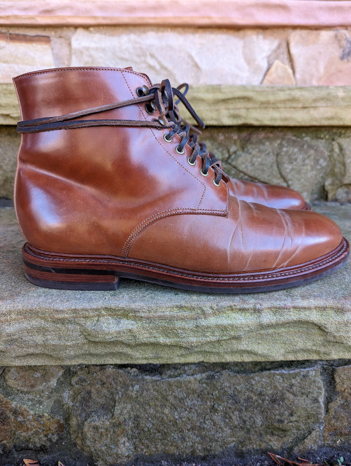 Photo by zombiedanting on November 6, 2022 of the Grant Stone Edward Boot in Horween Honey Glazed Shell Cordovan.