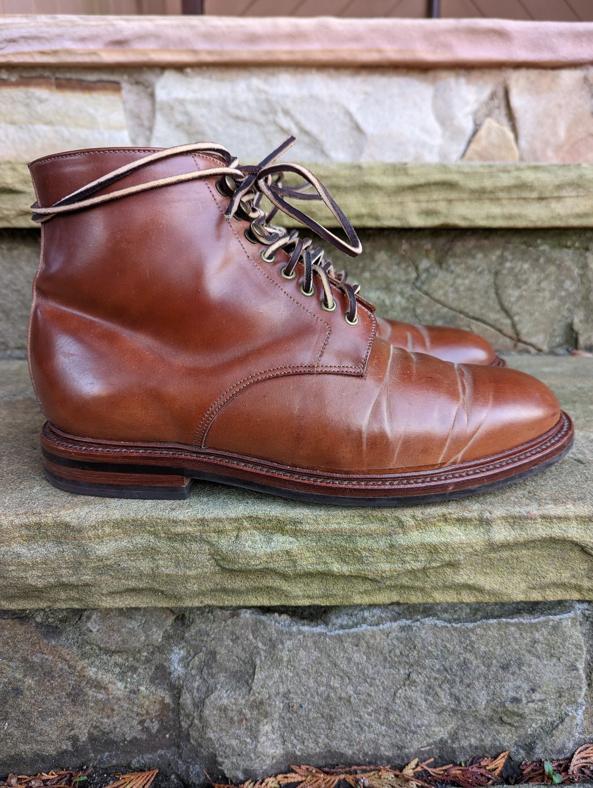 Photo by zombiedanting on December 6, 2022 of the Grant Stone Edward Boot in Horween Honey Glazed Shell Cordovan.