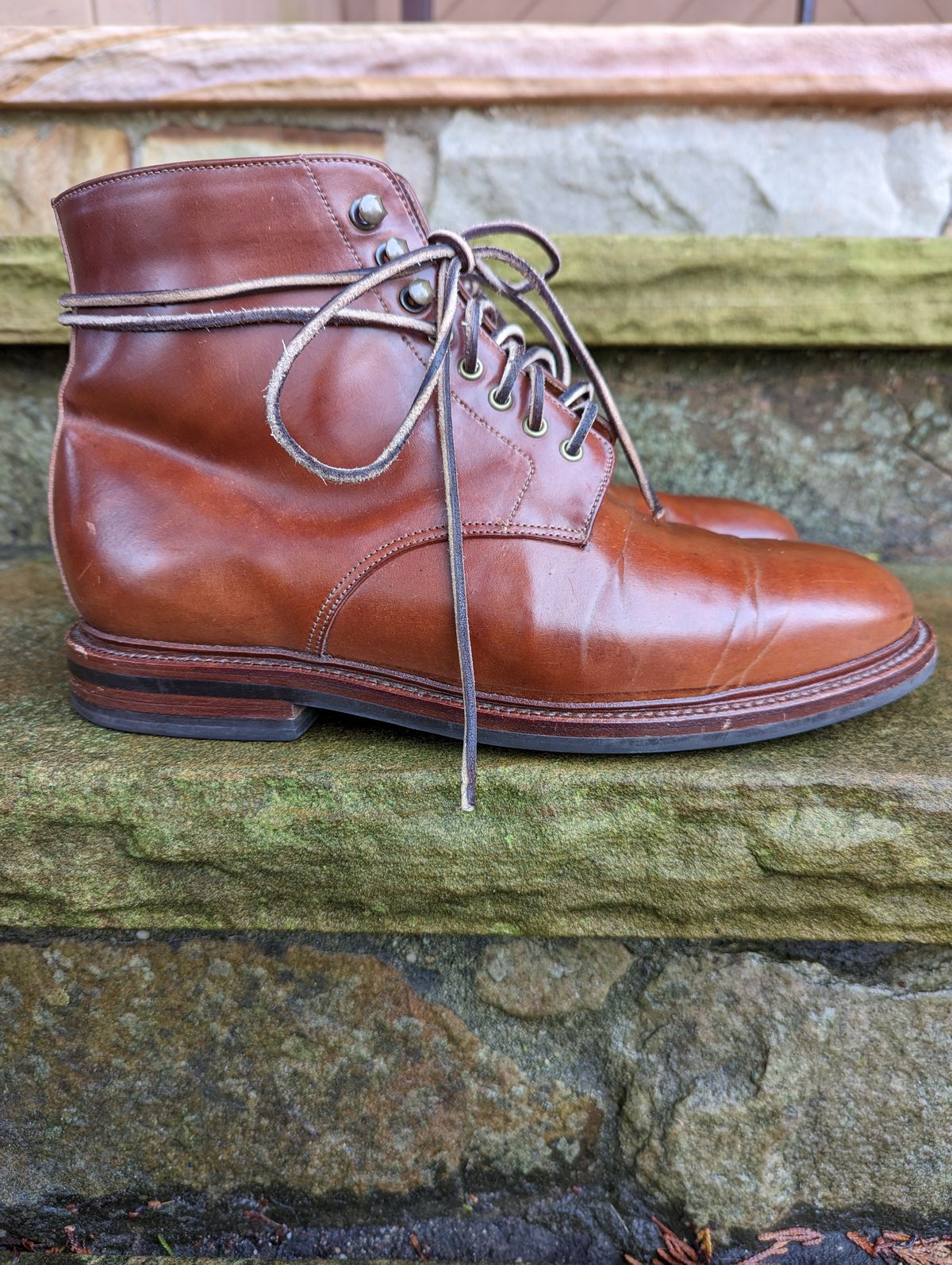 Photo by zombiedanting on January 6, 2023 of the Grant Stone Edward Boot in Horween Honey Glazed Shell Cordovan.