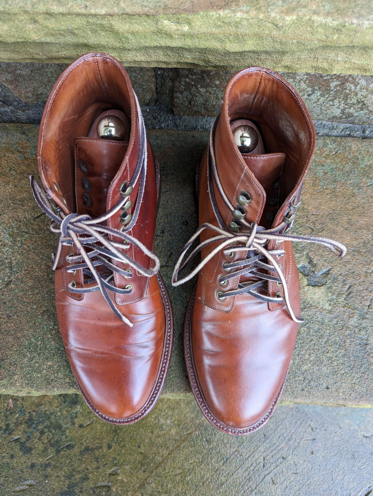 Photo by zombiedanting on January 6, 2023 of the Grant Stone Edward Boot in Horween Honey Glazed Shell Cordovan.