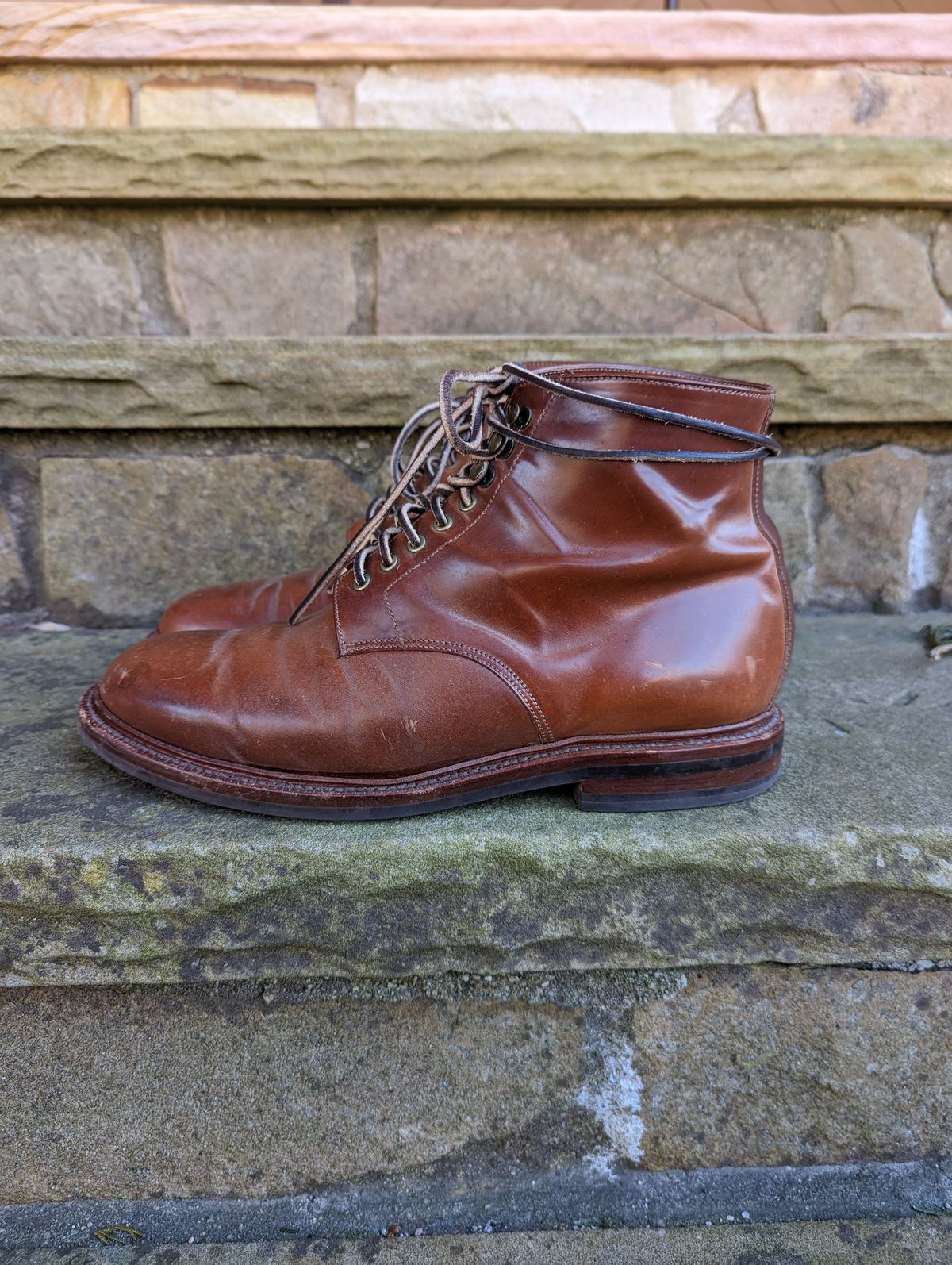 Photo by zombiedanting on February 6, 2023 of the Grant Stone Edward Boot in Horween Honey Glazed Shell Cordovan.
