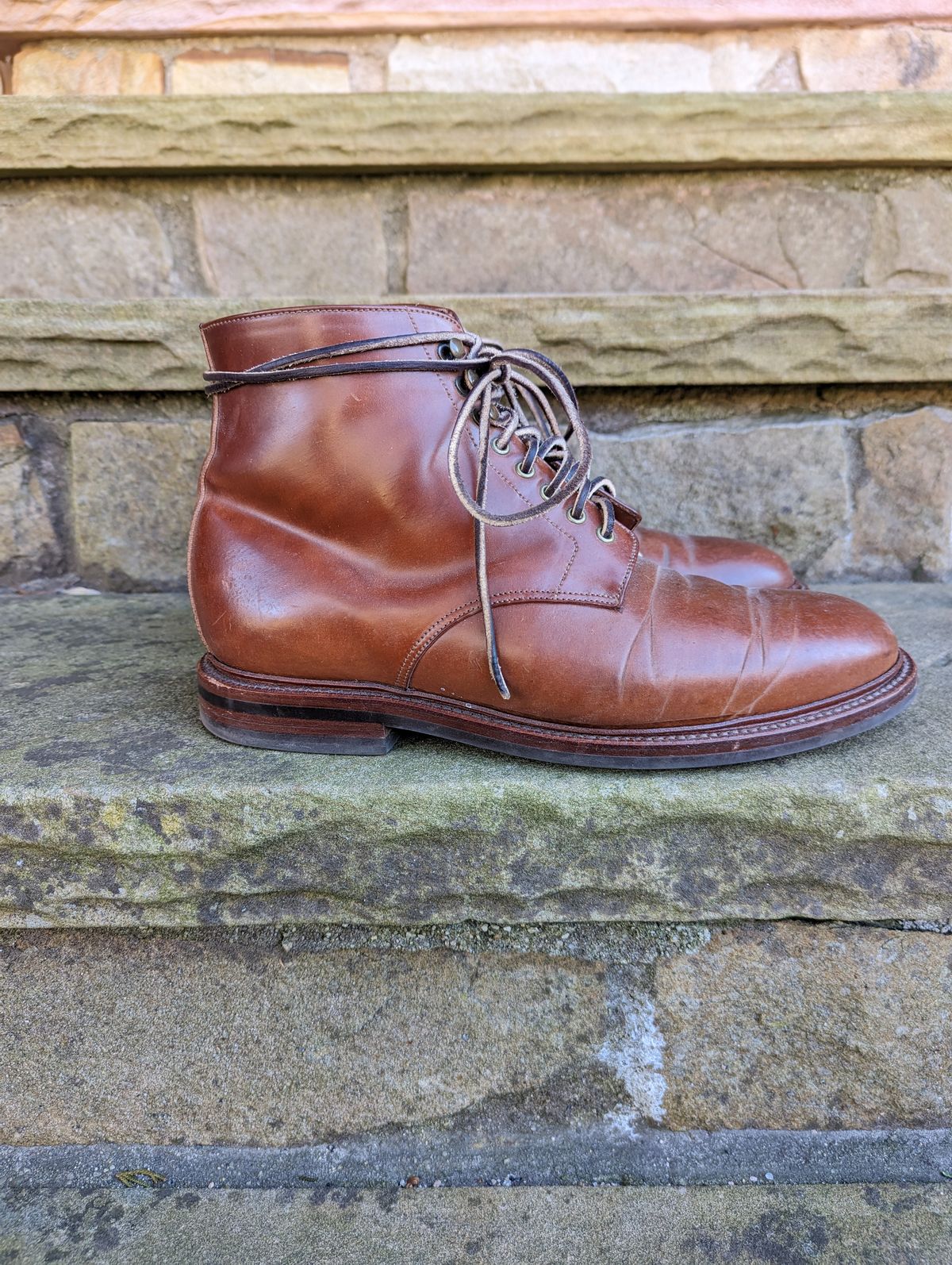 Photo by zombiedanting on February 6, 2023 of the Grant Stone Edward Boot in Horween Honey Glazed Shell Cordovan.