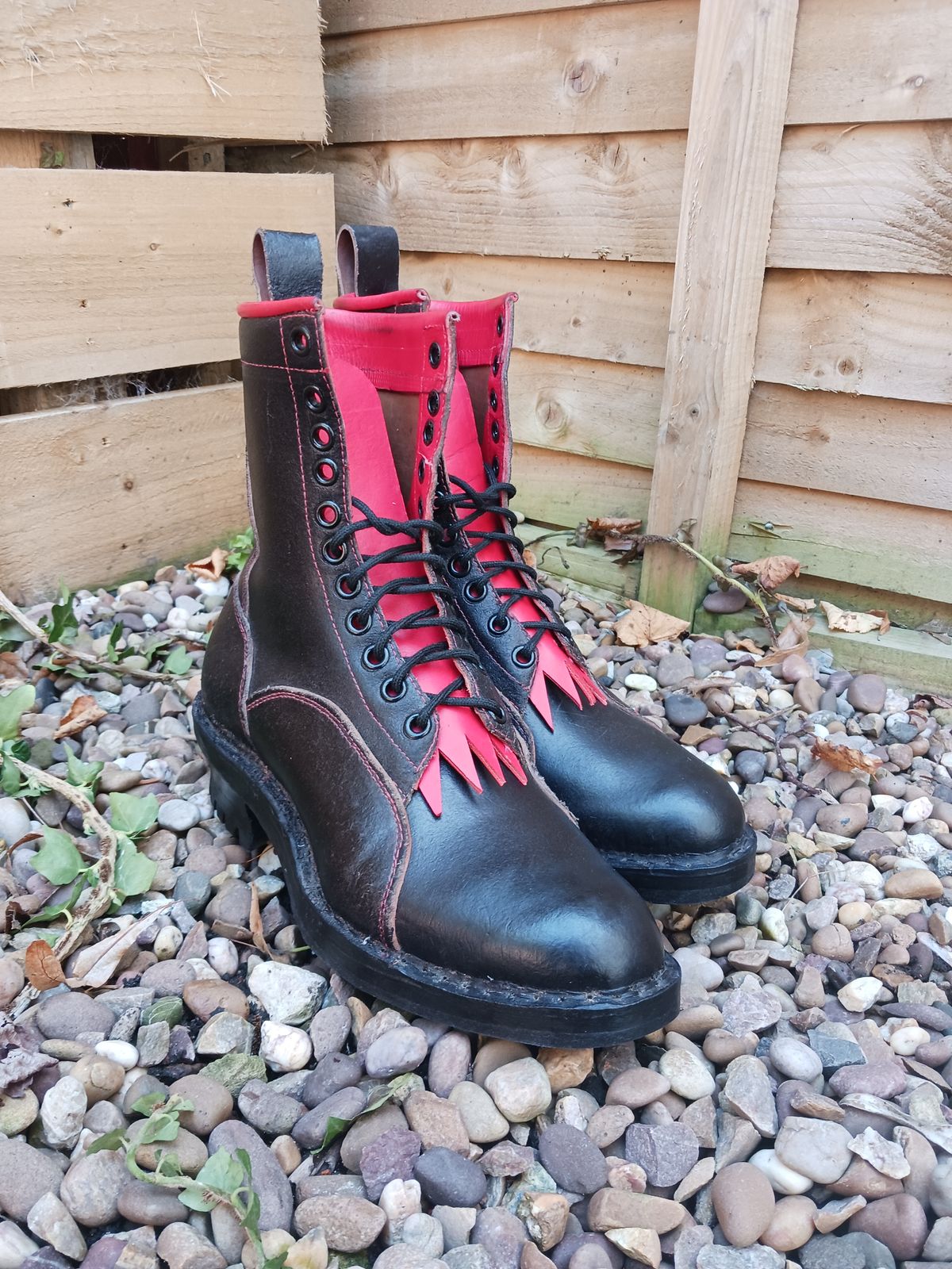 Photo by TheBeginnerBootMaker on October 9, 2023 of the Skin Stitches MK 1 in Horween Black Waxed Flesh.