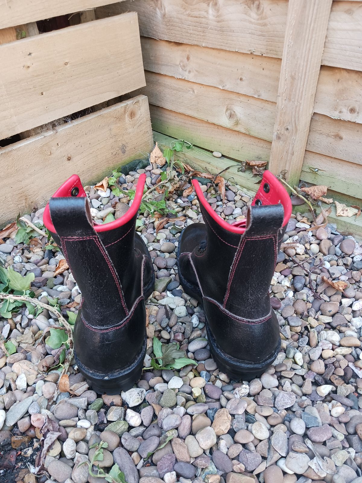 Photo by TheBeginnerBootMaker on October 9, 2023 of the Skin Stitches MK 1 in Horween Black Waxed Flesh.