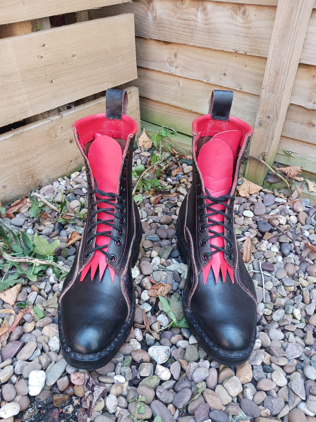 Photo by TheBeginnerBootMaker on October 9, 2023 of the Skin Stitches MK 1 in Horween Black Waxed Flesh.