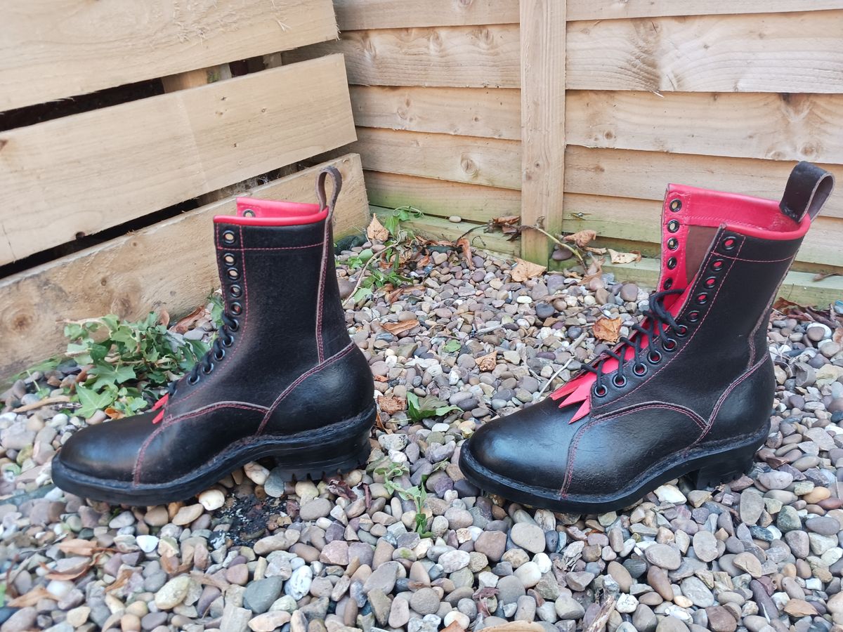 Photo by TheBeginnerBootMaker on October 9, 2023 of the Skin Stitches MK 1 in Horween Black Waxed Flesh.