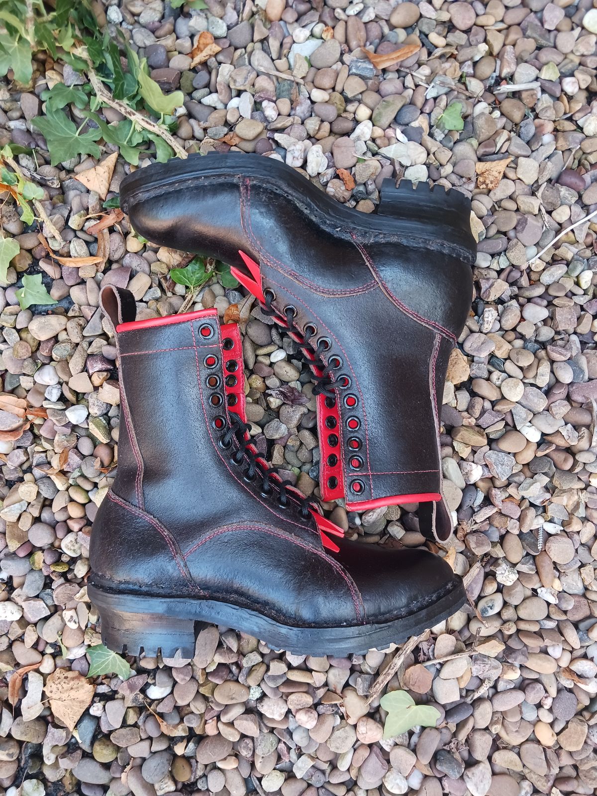 Photo by TheBeginnerBootMaker on October 9, 2023 of the Skin Stitches MK 1 in Horween Black Waxed Flesh.