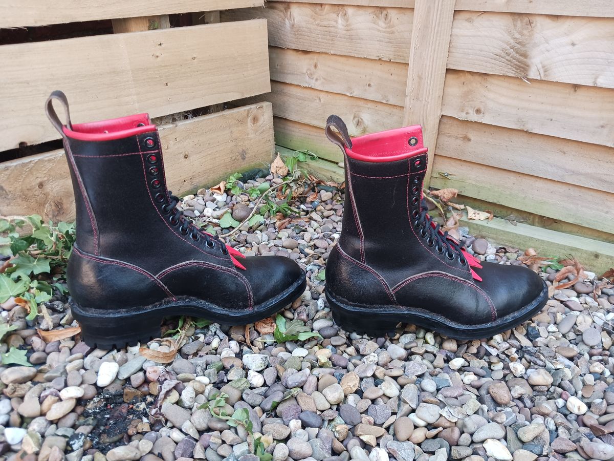 Photo by TheBeginnerBootMaker on October 9, 2023 of the Skin Stitches MK 1 in Horween Black Waxed Flesh.