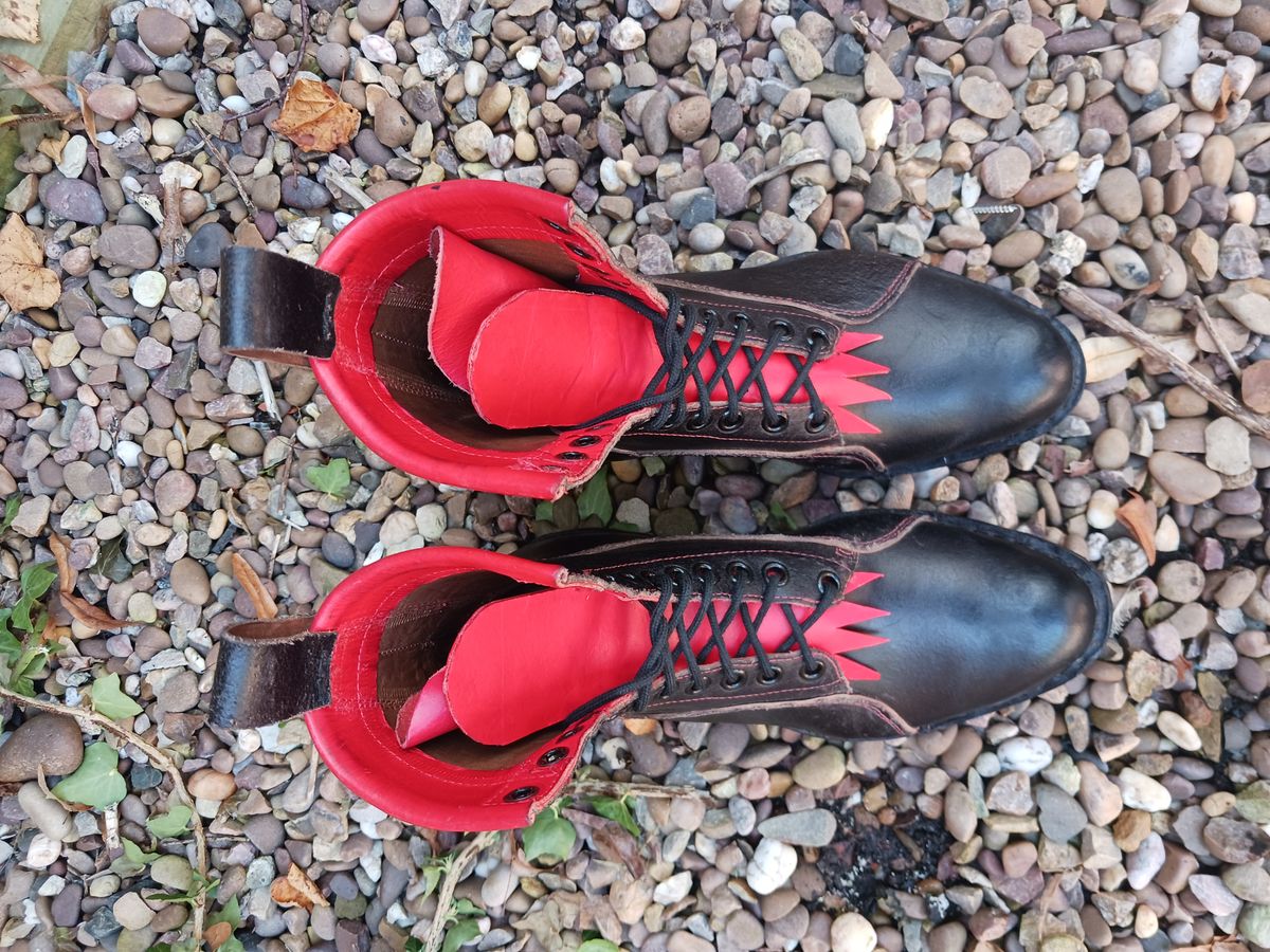 Photo by TheBeginnerBootMaker on October 9, 2023 of the Skin Stitches MK 1 in Horween Black Waxed Flesh.