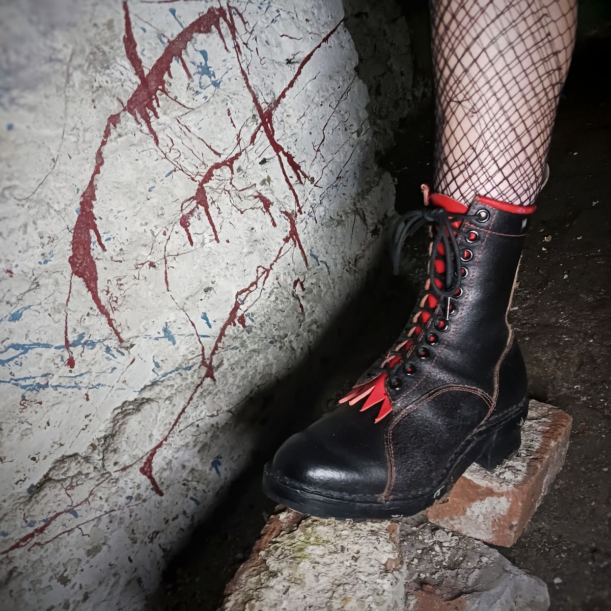 Photo by TheBeginnerBootMaker on October 10, 2023 of the Skin Stitches MK 1 in Horween Black Waxed Flesh.