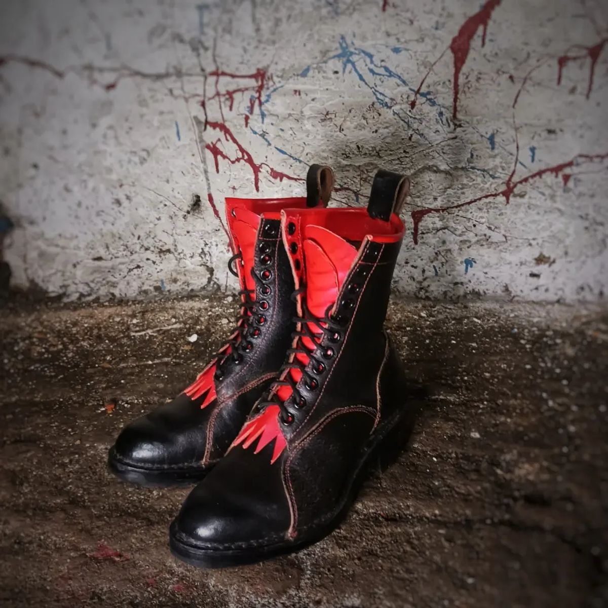 Photo by TheBeginnerBootMaker on October 18, 2023 of the Skin Stitches MK 1 in Horween Black Waxed Flesh.