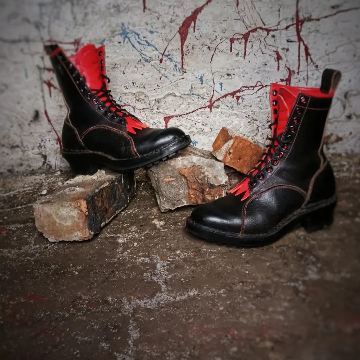 Photo by TheBeginnerBootMaker on October 18, 2023 of the Skin Stitches MK 1 in Horween Black Waxed Flesh.