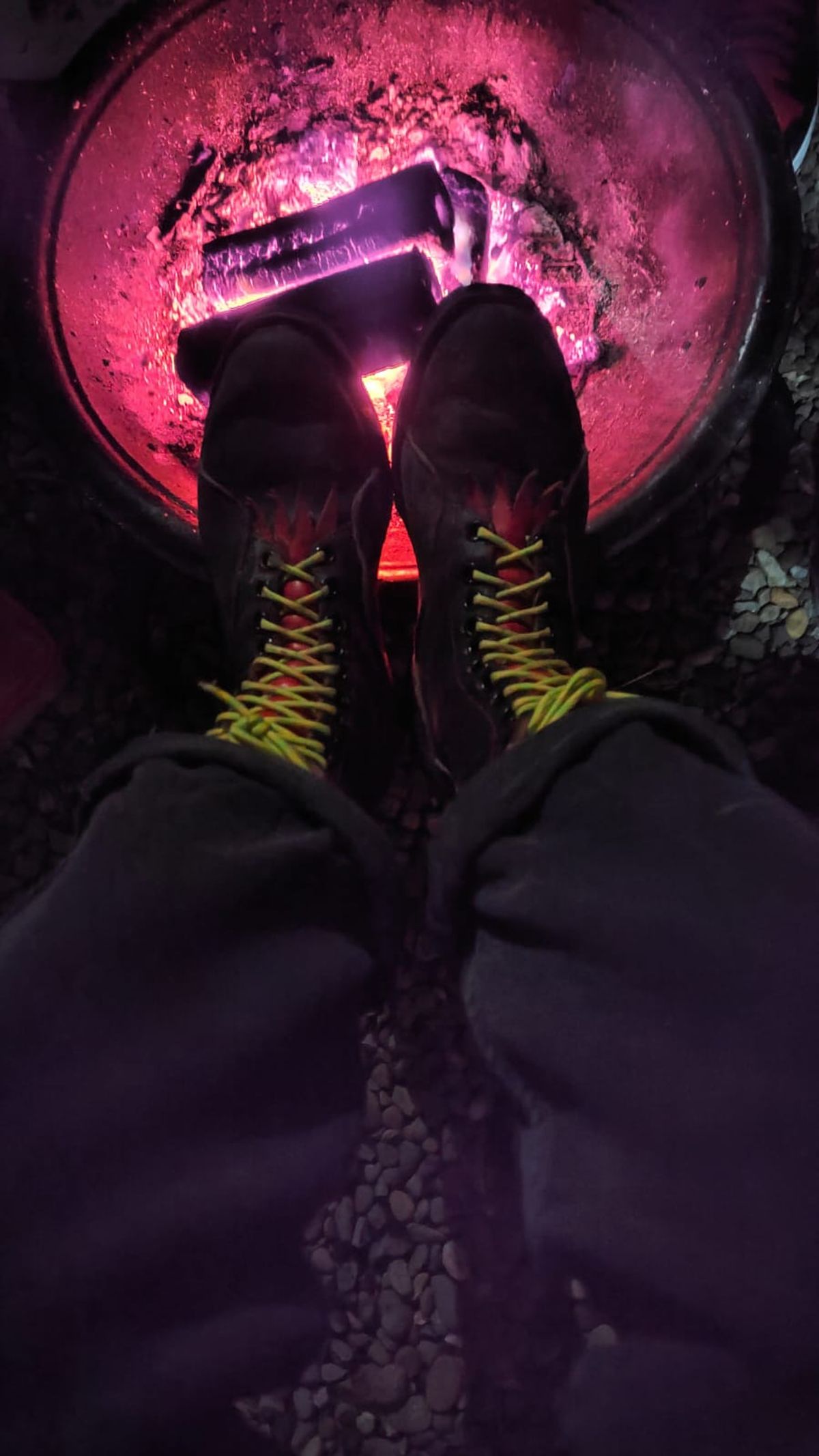 Photo by TheBeginnerBootMaker on October 29, 2023 of the Skin Stitches MK 1 in Horween Black Waxed Flesh.
