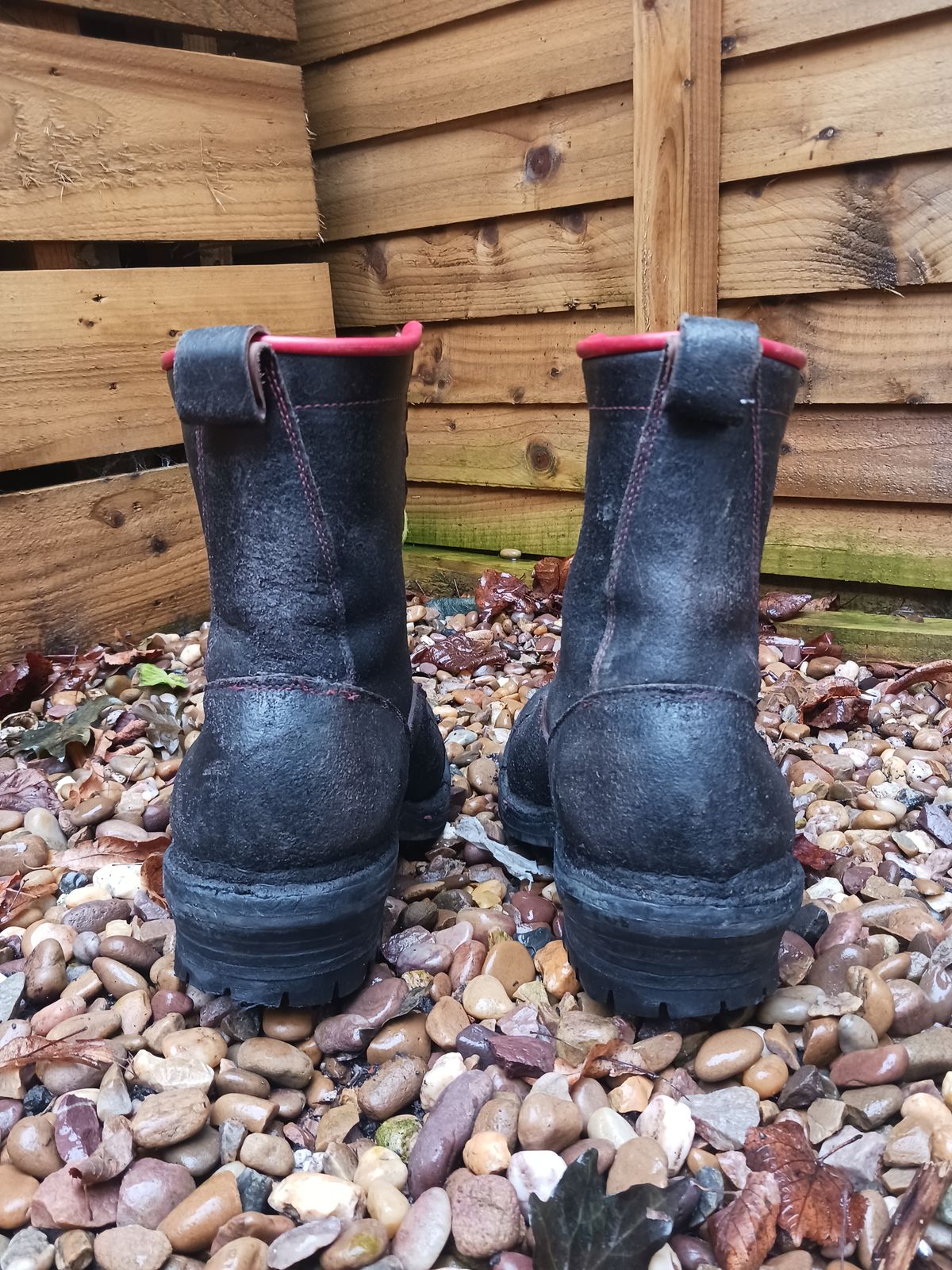 Photo by TheBeginnerBootMaker on November 2, 2023 of the Skin Stitches MK 1 in Horween Black Waxed Flesh.