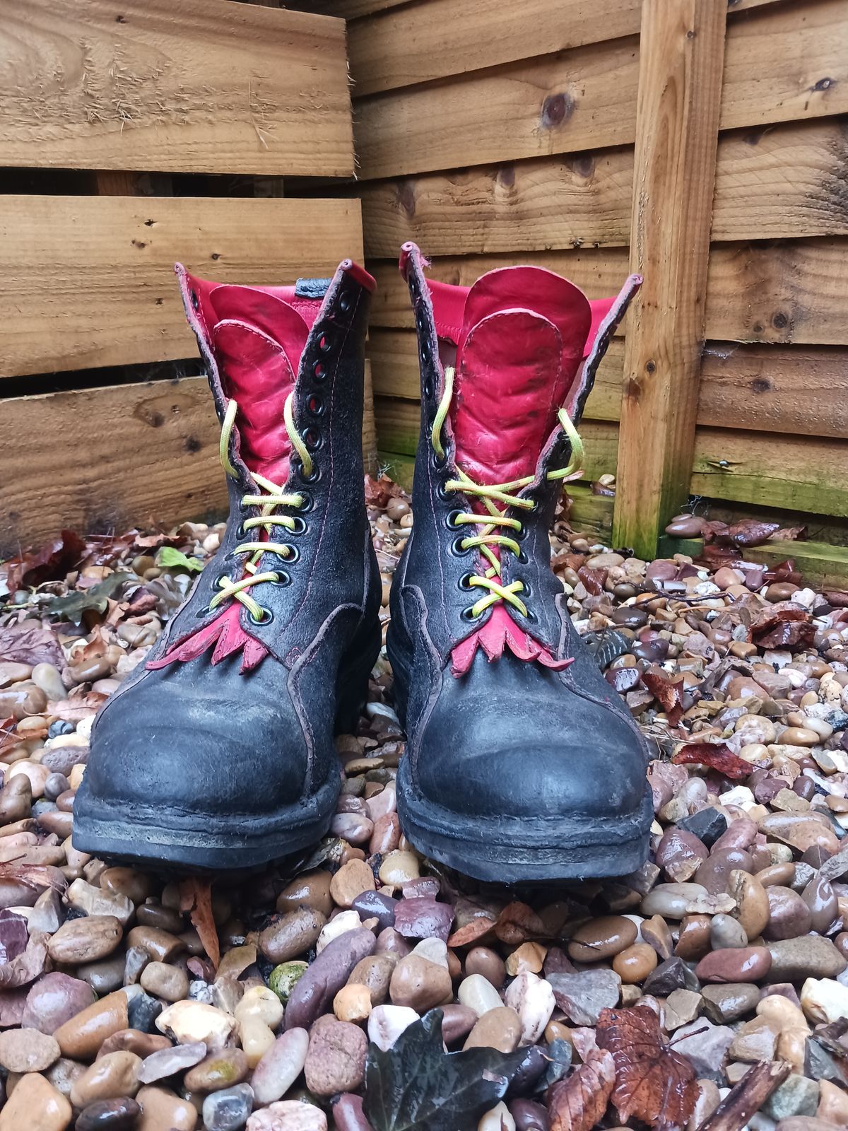 Photo by TheBeginnerBootMaker on November 2, 2023 of the Skin Stitches MK 1 in Horween Black Waxed Flesh.