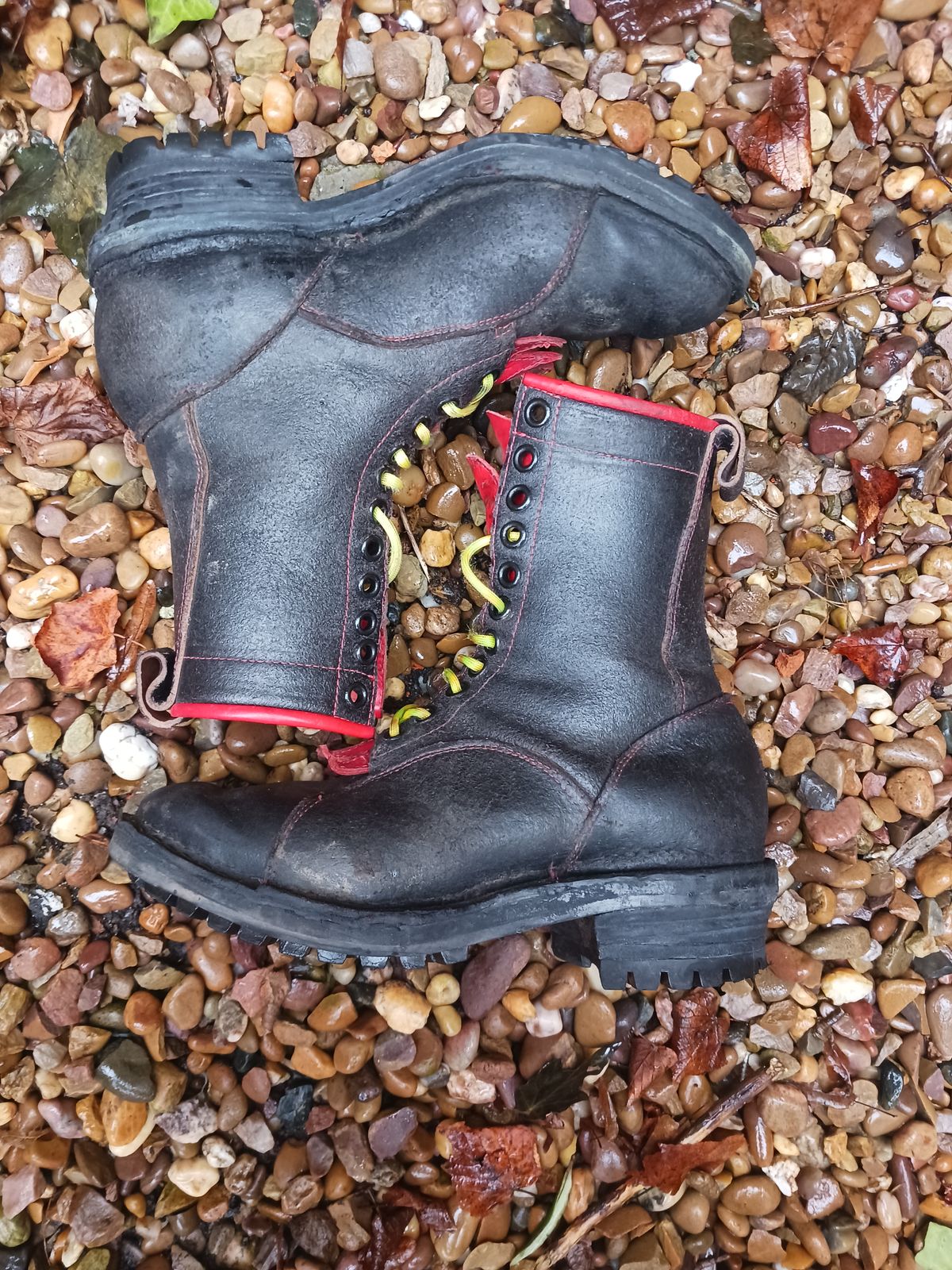 Photo by TheBeginnerBootMaker on November 2, 2023 of the Skin Stitches MK 1 in Horween Black Waxed Flesh.