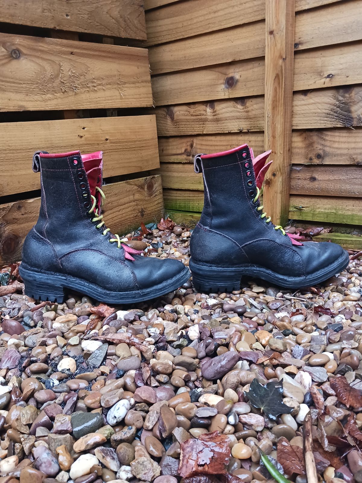 Photo by TheBeginnerBootMaker on November 2, 2023 of the Skin Stitches MK 1 in Horween Black Waxed Flesh.