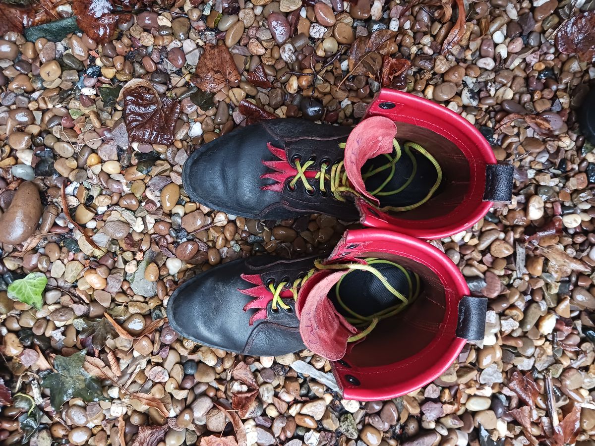 Photo by TheBeginnerBootMaker on November 2, 2023 of the Skin Stitches MK 1 in Horween Black Waxed Flesh.