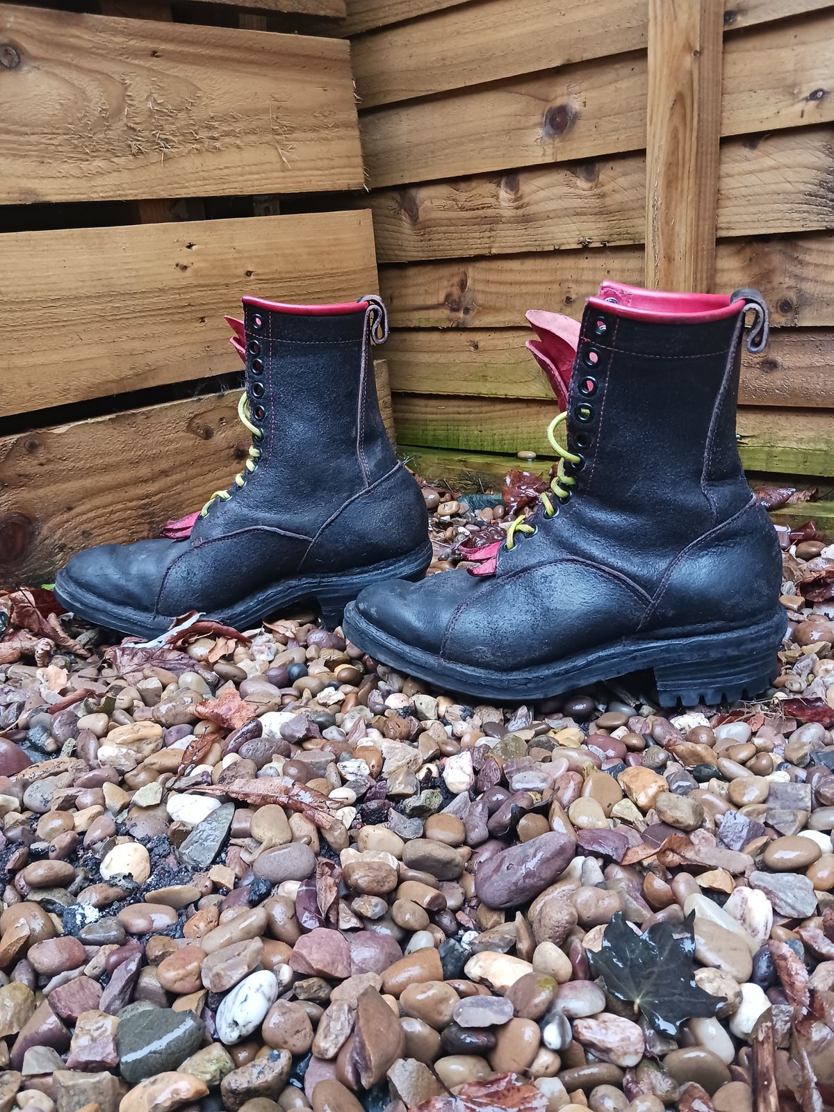 Photo by TheBeginnerBootMaker on November 2, 2023 of the Skin Stitches MK 1 in Horween Black Waxed Flesh.