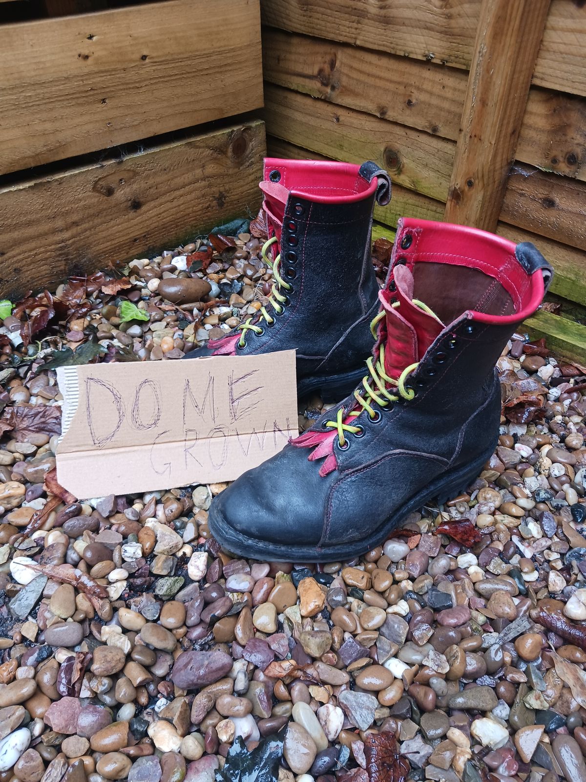 Photo by TheBeginnerBootMaker on November 2, 2023 of the Skin Stitches MK 1 in Horween Black Waxed Flesh.