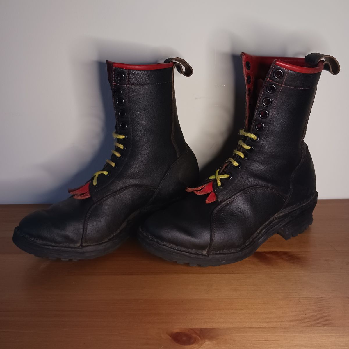 Photo by TheBeginnerBootMaker on November 17, 2023 of the Skin Stitches MK 1 in Horween Black Waxed Flesh.