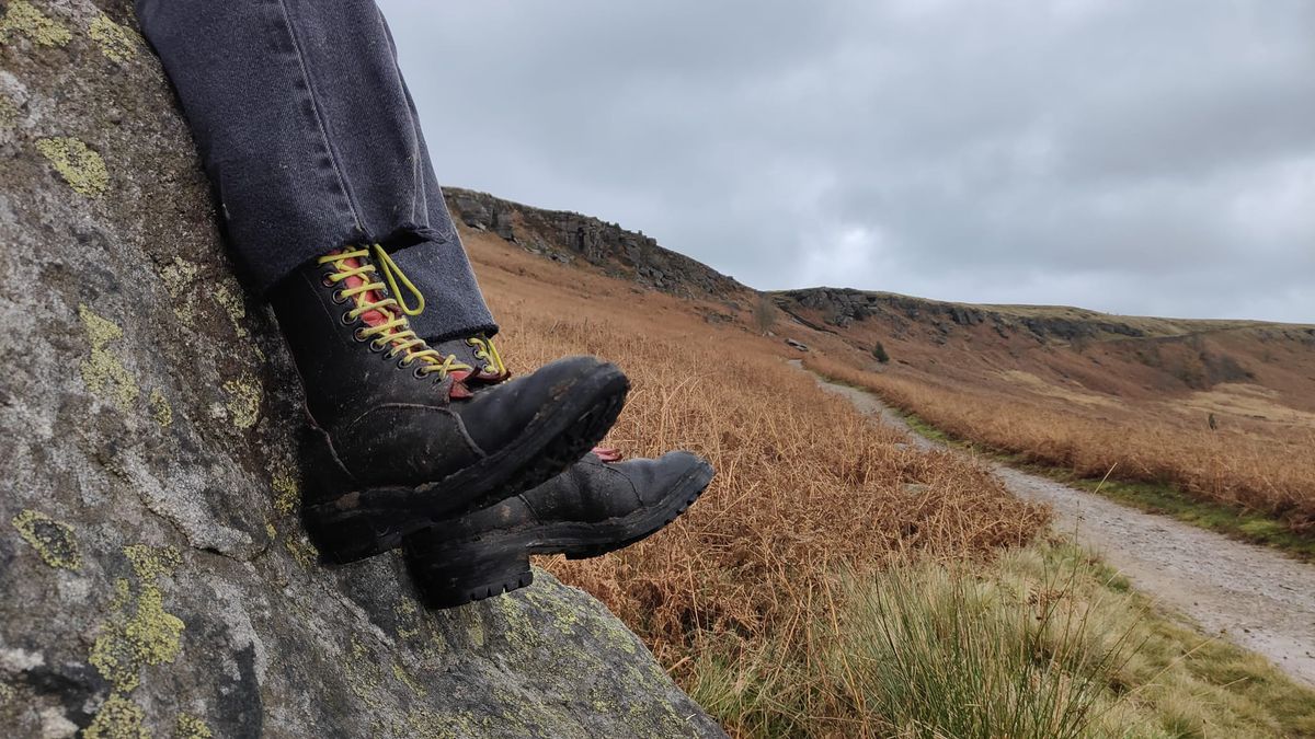 Photo by TheBeginnerBootMaker on November 18, 2023 of the Skin Stitches MK 1 in Horween Black Waxed Flesh.