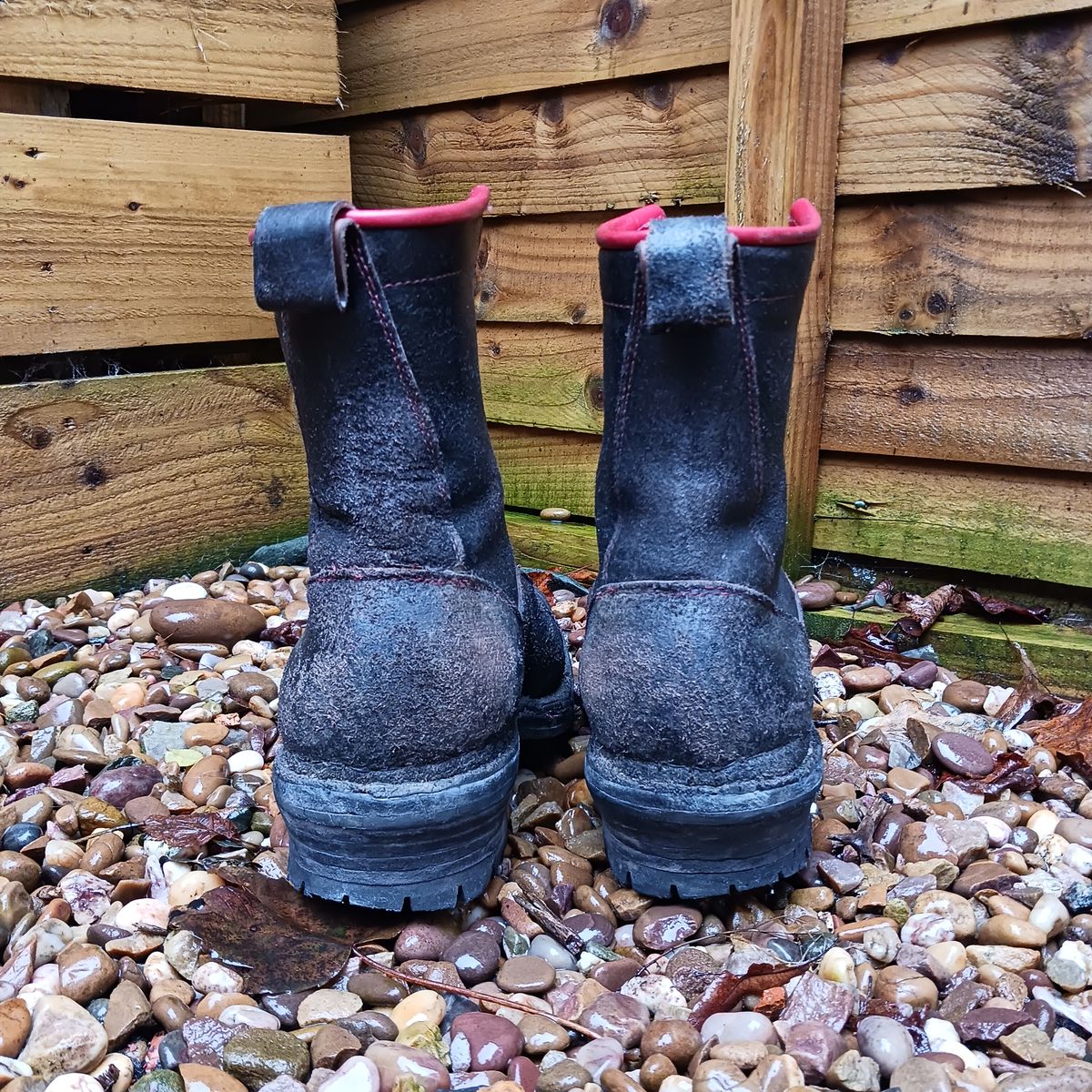 Photo by TheBeginnerBootMaker on December 5, 2023 of the Skin Stitches MK 1 in Horween Black Waxed Flesh.